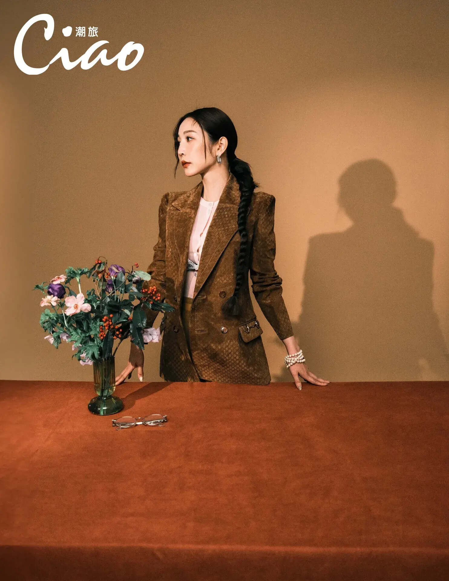 曾菀婷【@johnnylu.jpg 】粉色透膚上衣、卡其麂皮外套、透膚紗裙、珍珠項鍊／gucci、黑色內搭褲／versace、金色高跟鞋／christian Louboutin、方型水鑽耳環／swarovski，01