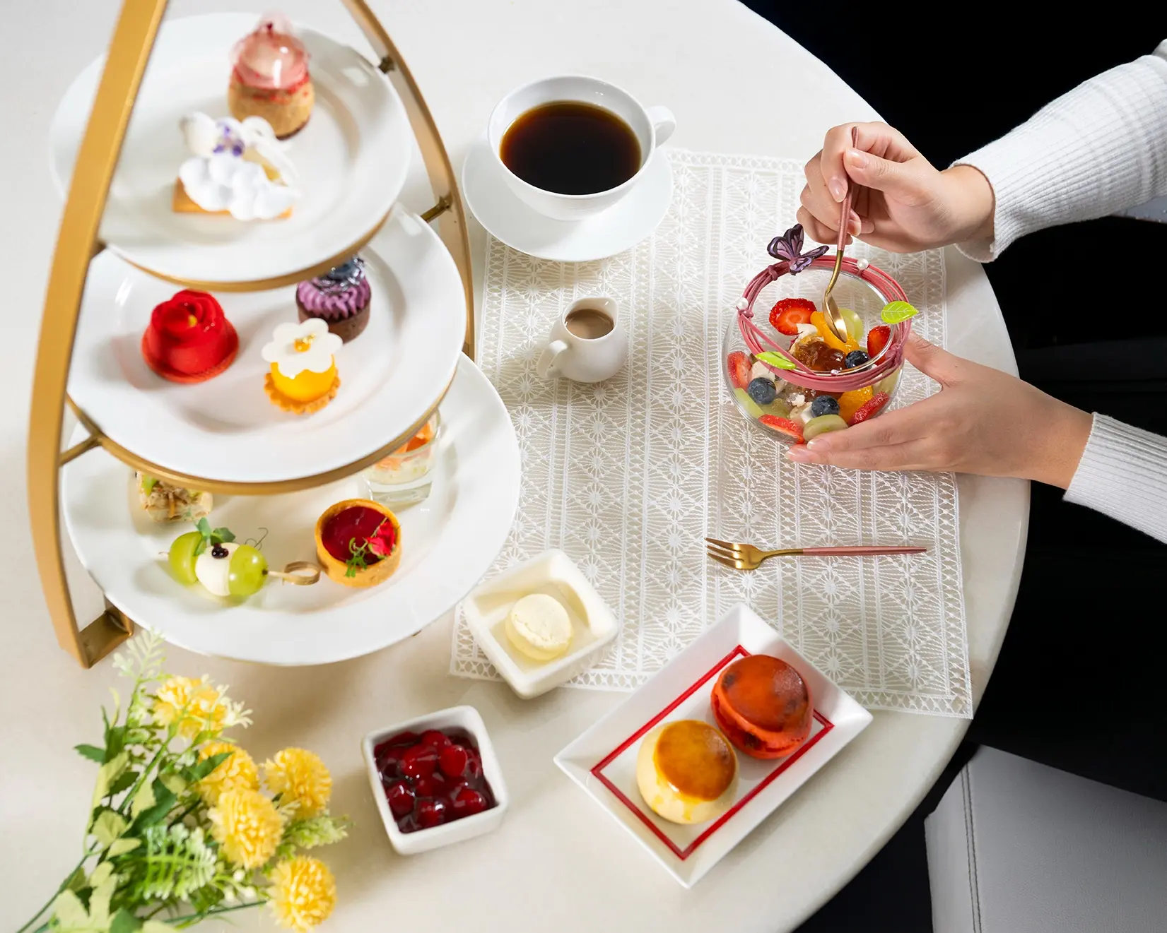 【台北遠東香格里拉】馬可波羅酒廊，期間限定推出「不可思議愛上你」聯名下午茶，每位138010 元。圖 台北遠東香格里拉提供