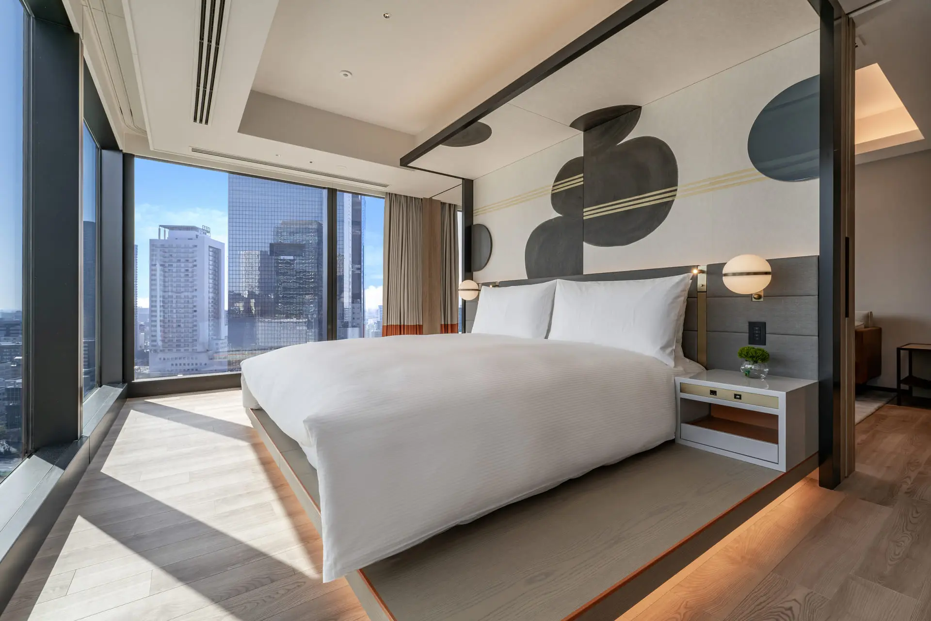 日本飯店推薦 大阪飯店 梅田飯店 希爾頓嘉悅里酒店住宿體驗【希爾頓嘉悅里酒店】雙人大床正面對窗外的都市美景。