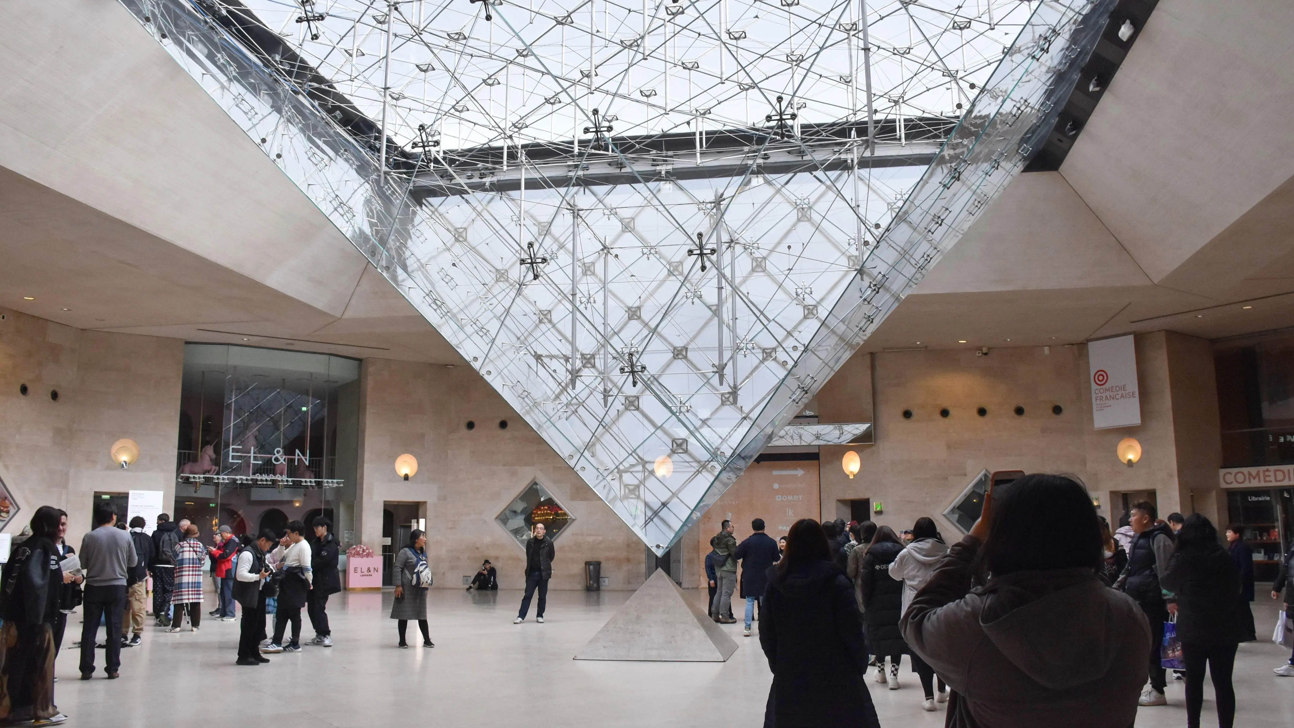 【台灣產物保險】羅浮宮的三角型玻璃金字塔