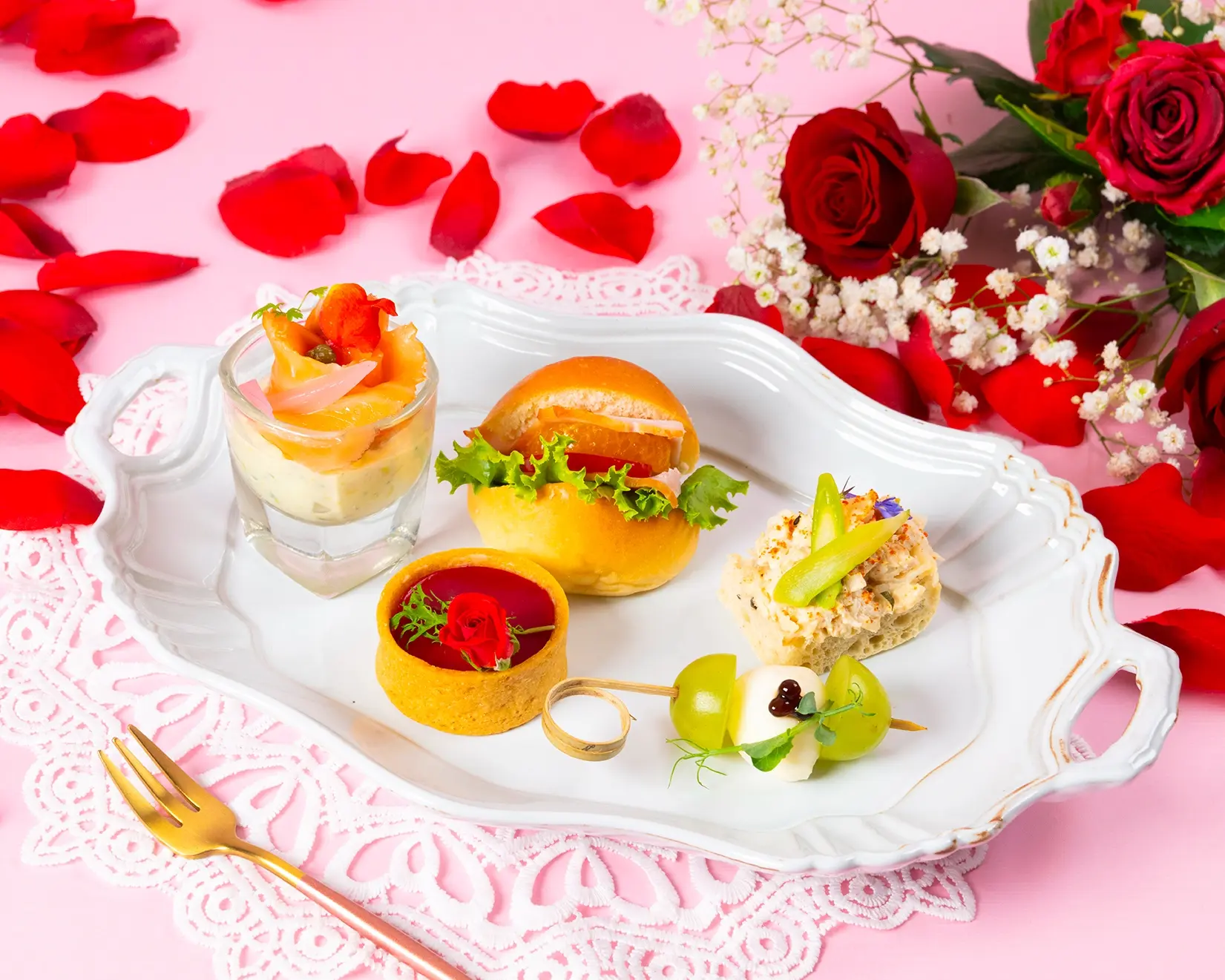 【台北遠東香格里拉】馬可波羅酒廊「不可思議愛上你」聯名下午茶特別設計多款精巧的鹹點小食，非常適合情侶們優雅共享。圖 台北遠東香格里拉提供