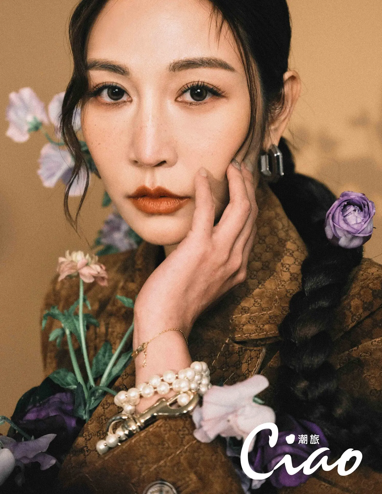 曾菀婷【@johnnylu.jpg 】粉色透膚上衣、卡其麂皮外套、透膚紗裙、珍珠項鍊／gucci、黑色內搭褲／versace、金色高跟鞋／christian Louboutin、方型水鑽耳環／swarovski，02