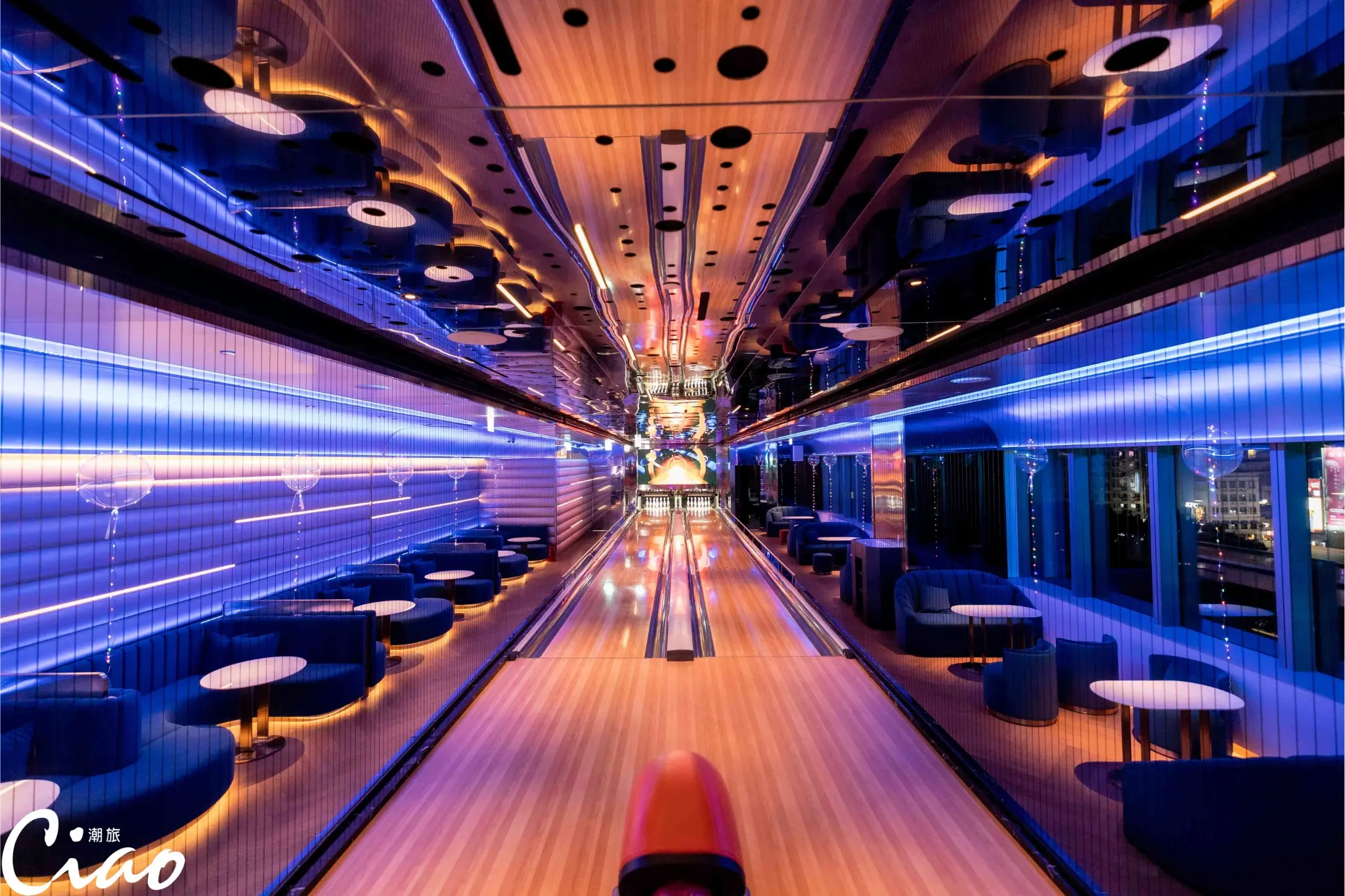 【臺中勤美洲際酒店】「滾bar」中最顯眼的就屬酒吧一側的保齡球道，是全臺絕無僅有的運動酒吧。