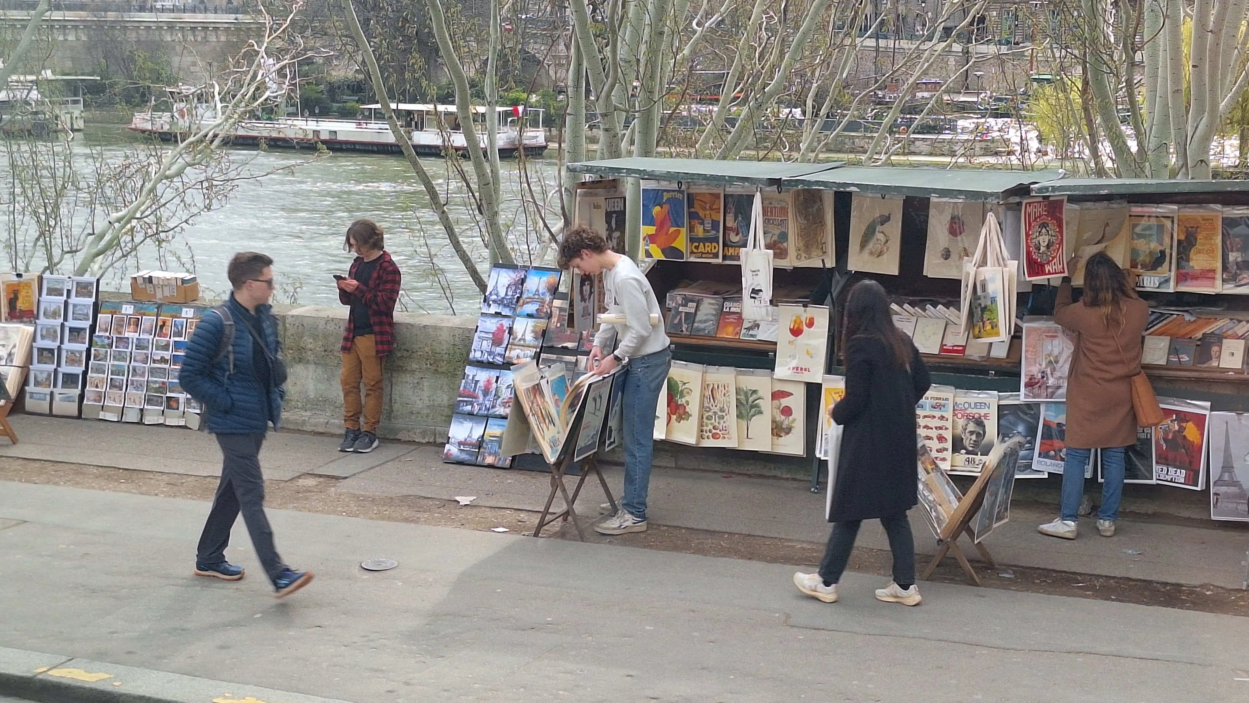 【台灣產物保險】河畔的書報攤