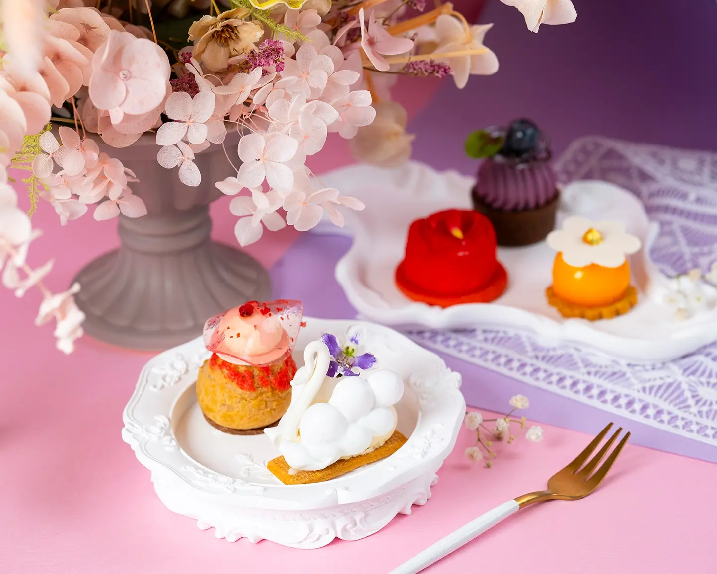 【台北遠東香格里拉】馬可波羅酒廊「不可思議愛上你」聯名下午茶的精緻甜點，讓人怦然心動。圖 台北遠東香格里拉提供