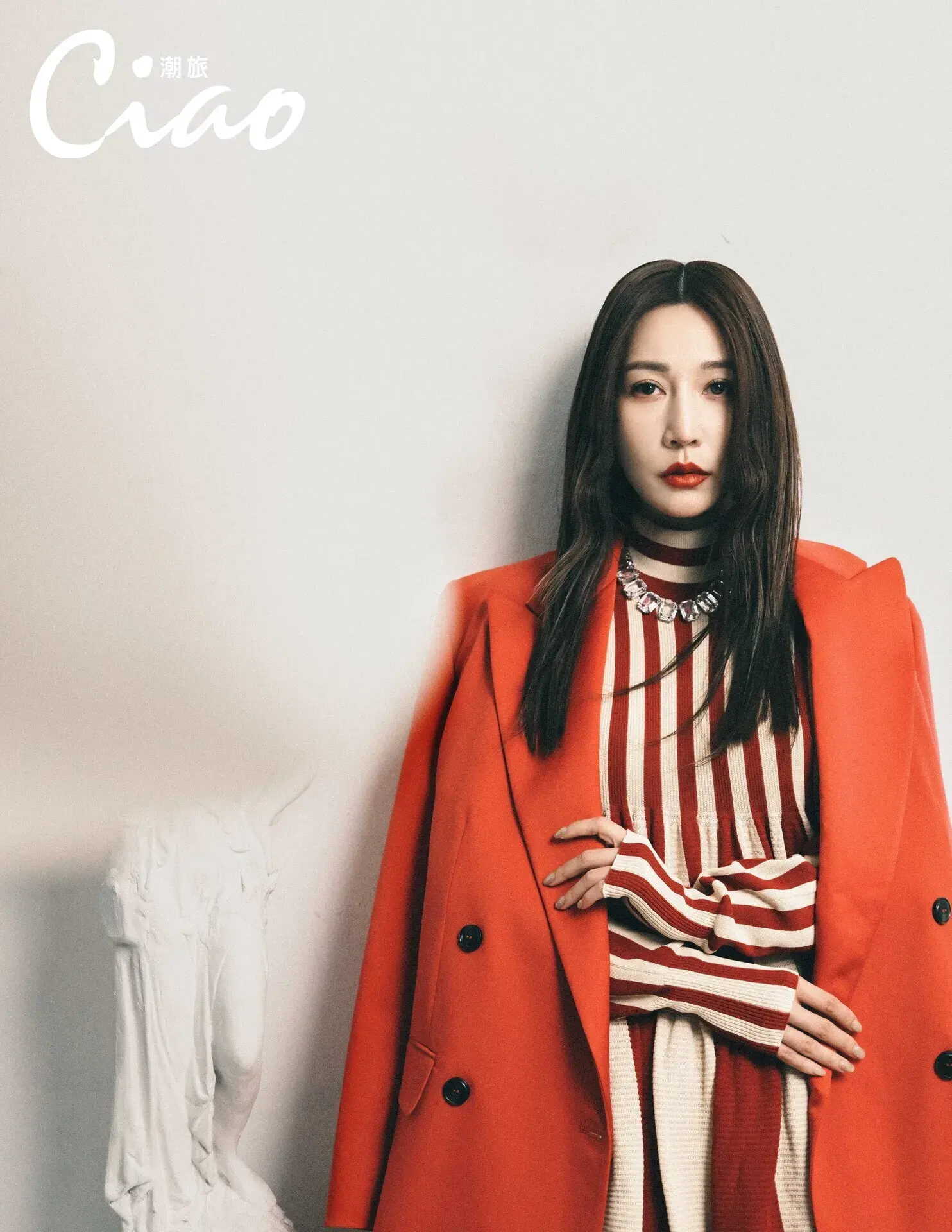 曾菀婷【@johnnylu.jpg 】條紋拼接短洋裝／cfcl Club21、紅色西裝外套／max Co.、方水鑽項鍊／swarovski、白色墨鏡／gentle Monster、緞面白高跟鞋／christian Louboutin，01