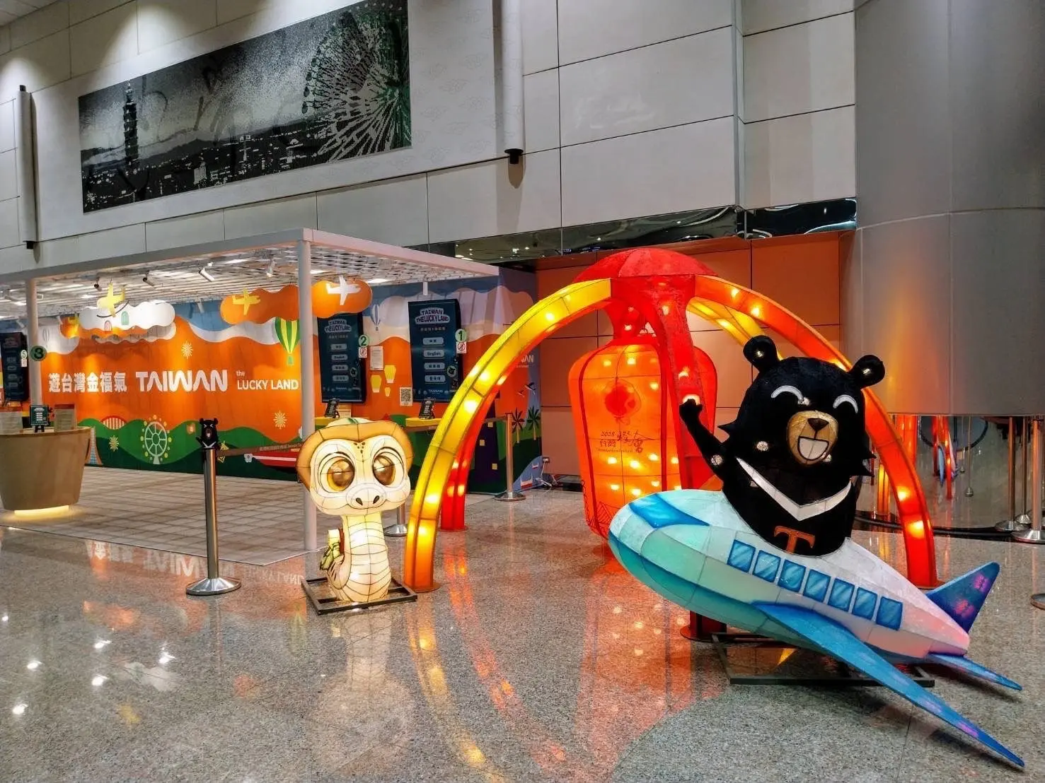 2025台灣燈會【桃園公司】2025台灣燈會將在桃園登場，喔熊組長化身花燈在桃機第2航廈迎客，為燈會暖身。