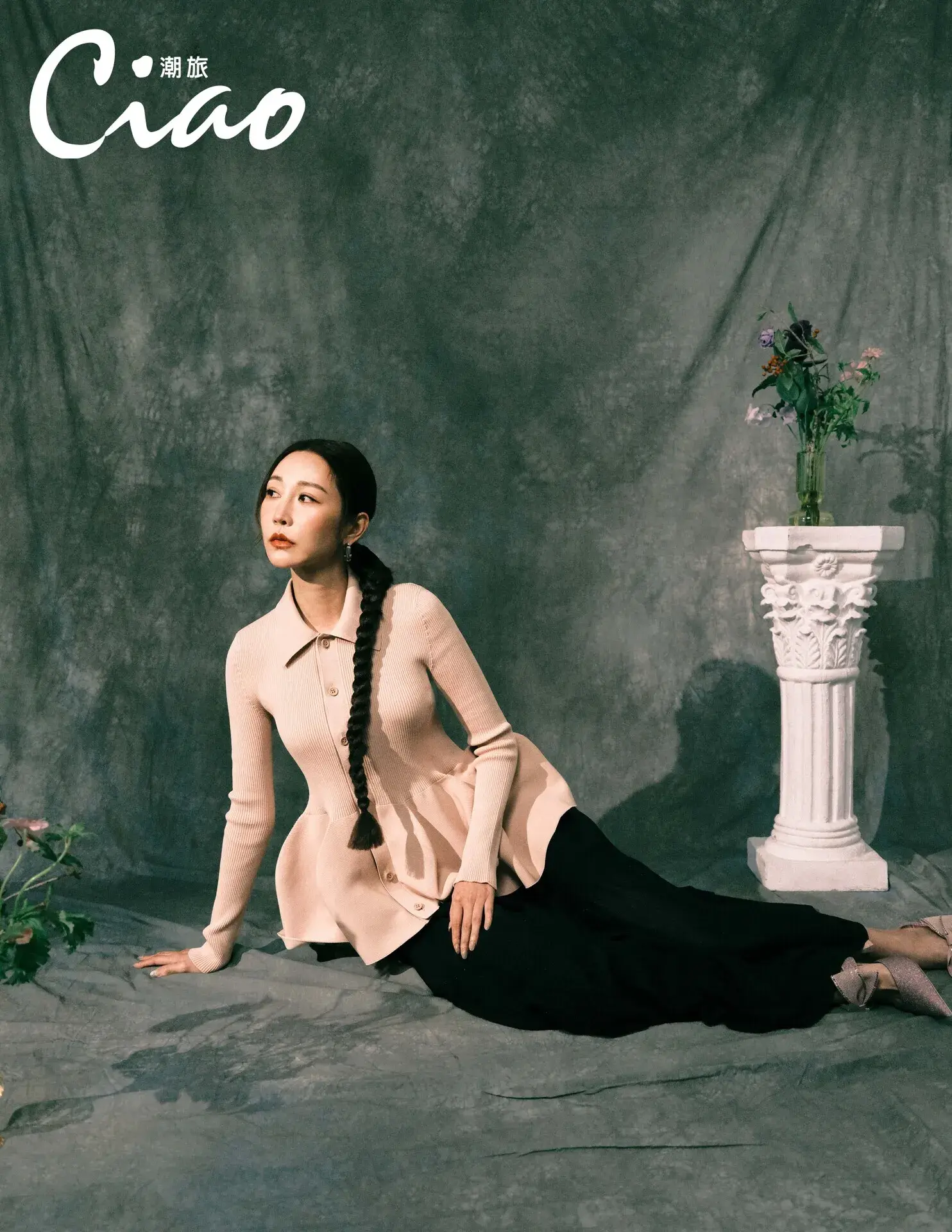 曾菀婷【@johnnylu.jpg 】膚色坑條針織衫、黑色針織澎裙／cfcl Club2、粉色亮粉蝴蝶結高跟鞋／jimmy Choo、方型水鑽耳環／swarovski