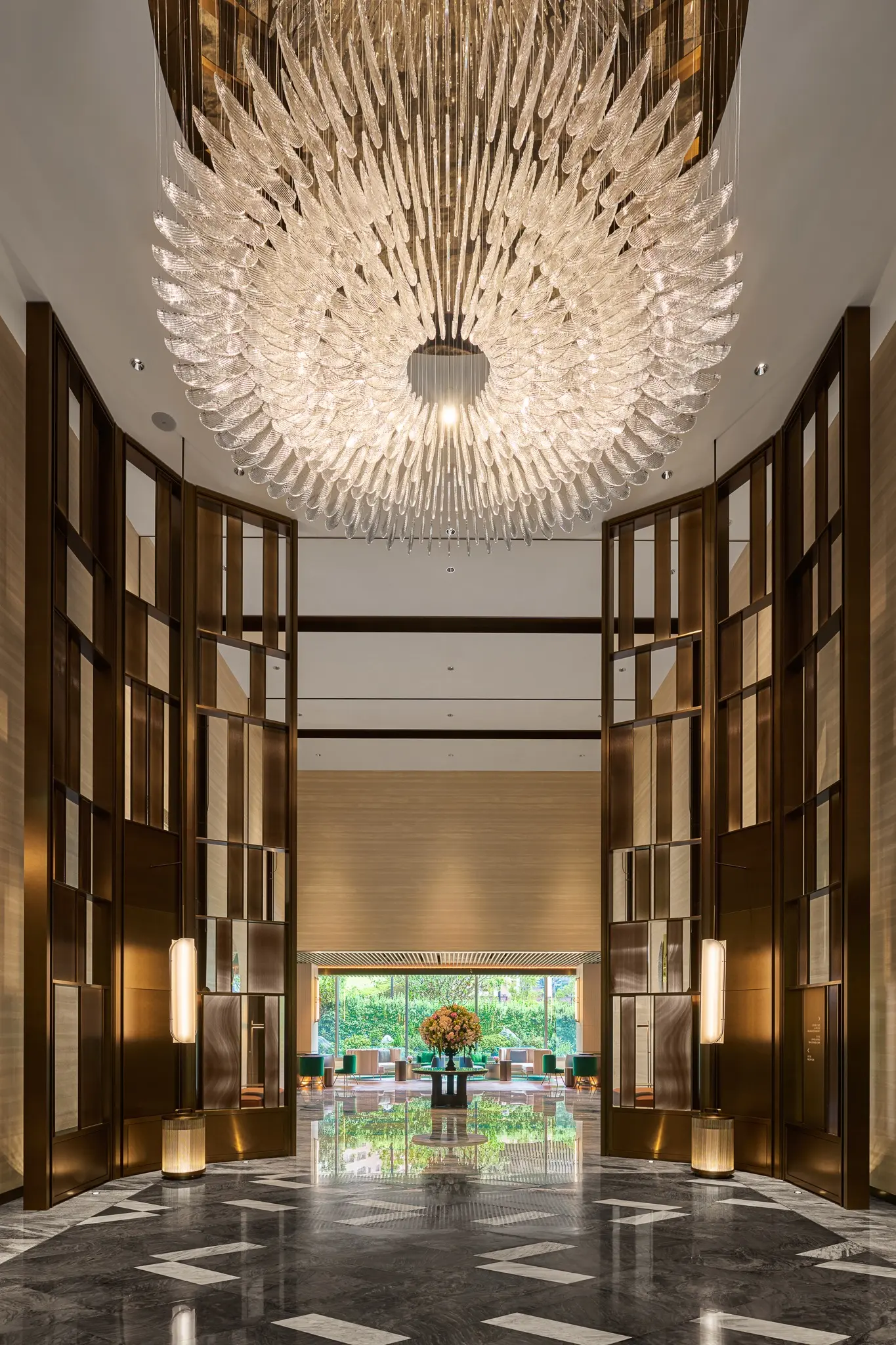 【臺中勤美洲際酒店】酒店大廳的玻璃水晶吊燈「supernova」，其設計靈感來自於宇宙新星大爆炸時所發出的能量與光芒。©臺中勤美洲際酒店
