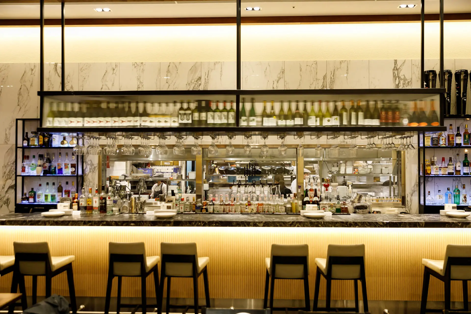 異鄉‧義香 義式餐廳精選【japoli】在japoli各店，均可看見令人眼花撩亂的酒品選項。