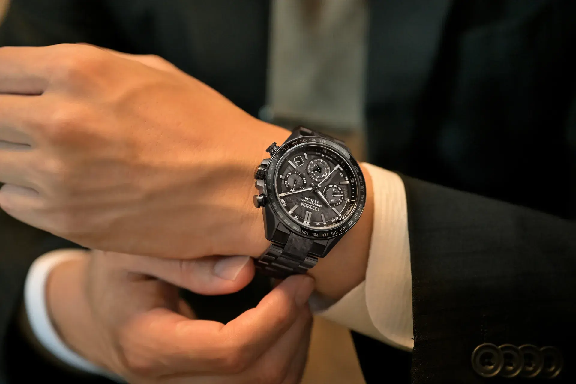 光動能gps衛星對時錶款cc4067 66e利用黑與銀呈現宇宙模樣