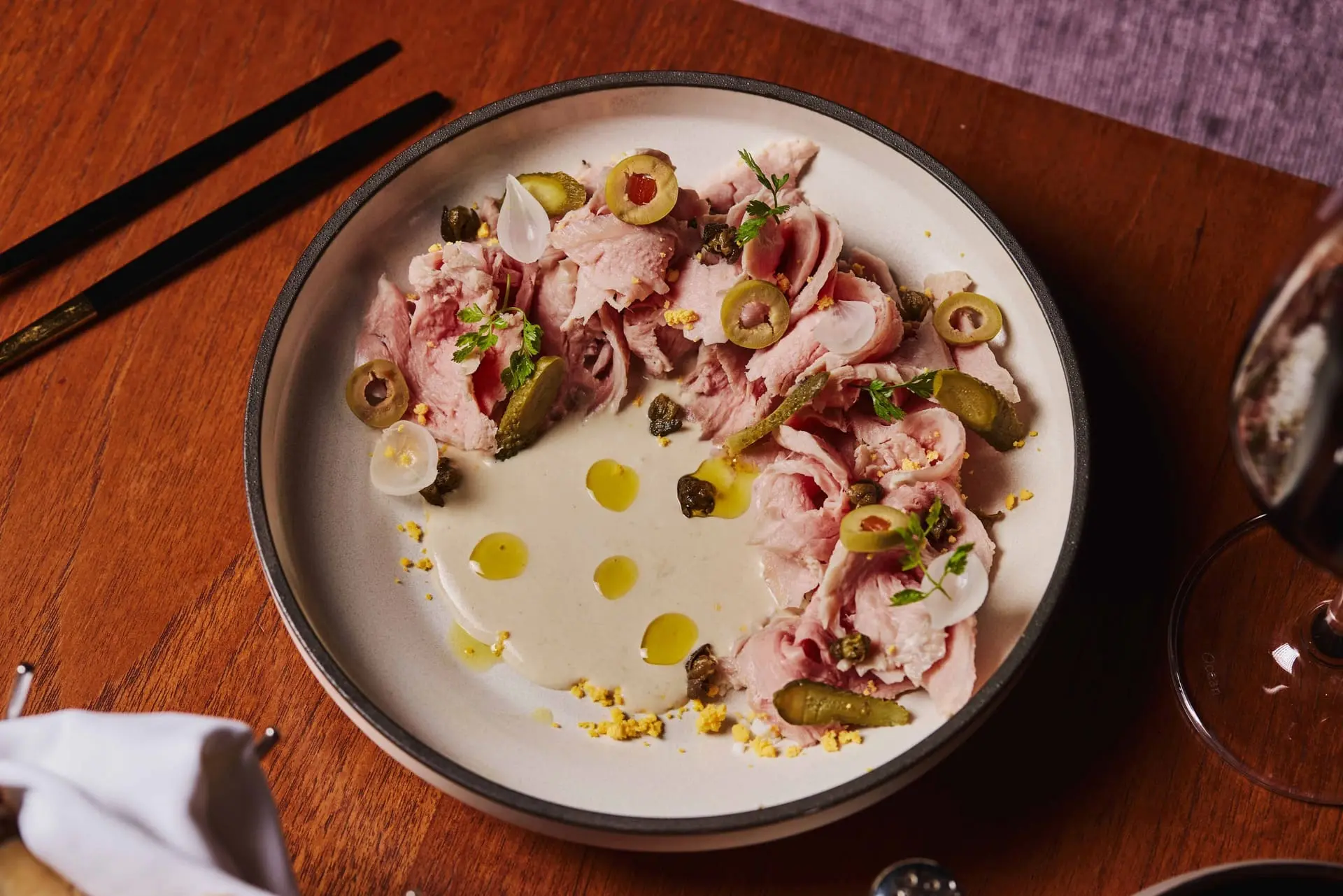 異鄉‧義香 義式餐廳精選【慕軒飯店】將金槍魚泥融合噶瑪蘭黑豬肉的「皮耶蒙特金槍魚噶瑪蘭黑豬里肌」。