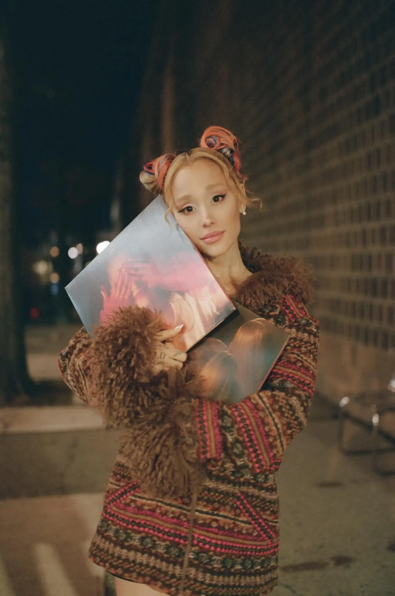 美國小天后亞莉安娜【ig Ariana Grande 】亞莉安娜曾在英國舉行演唱會時，驚傳恐怖攻擊意外，令她身心受創。