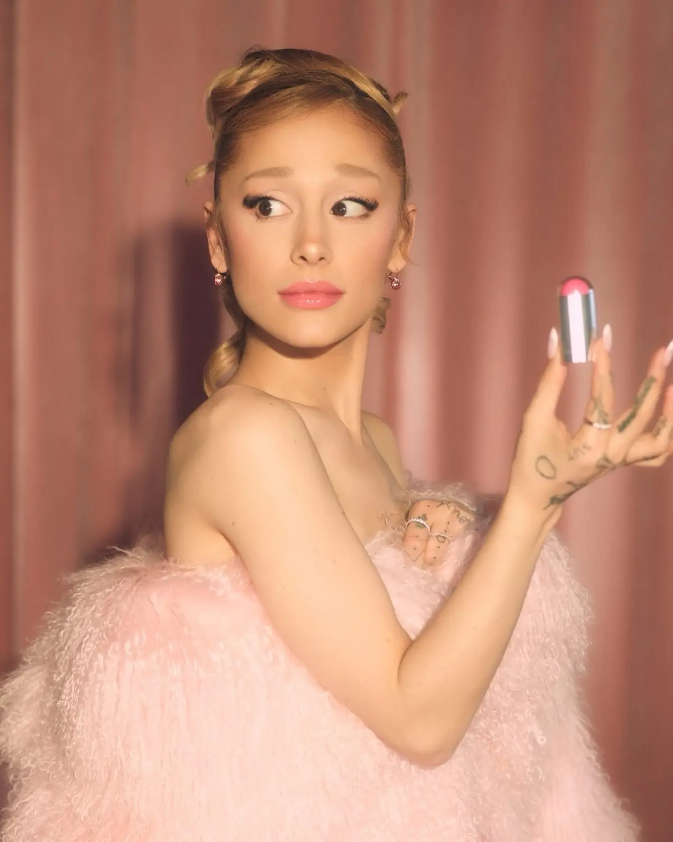 美國小天后亞莉安娜【ig Ariana Grande 】亞莉安娜曾推出自創美妝品牌，令各界趨之若鶩。