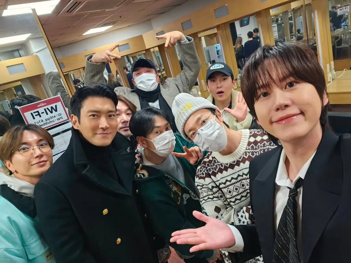 Netflix熱門戀綜《單身即地獄4》主持群【ig Gyuram88】圭賢個人出道十周年大合照