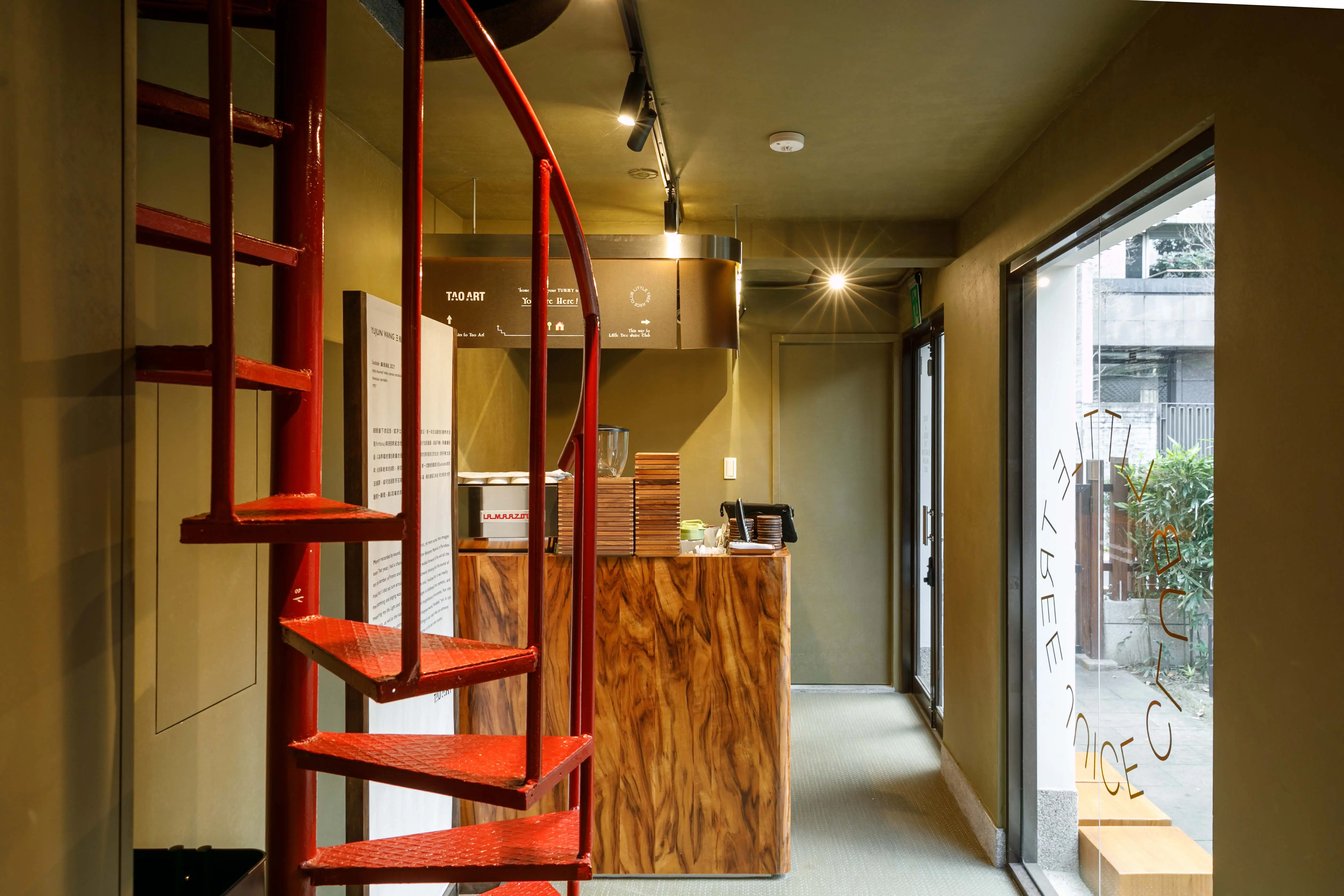 小小樹食0km山物所【小小樹食0km山物所】little Tree Juice Club店內的紅色旋轉梯相當搶眼。