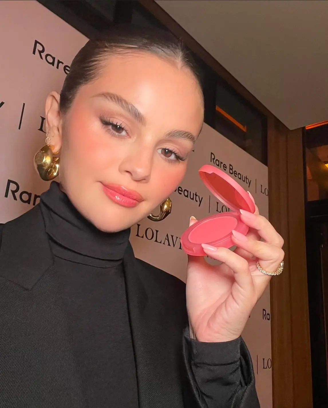 2025美式妝容趨勢【ig Selenagomez】玻璃唇妝範例