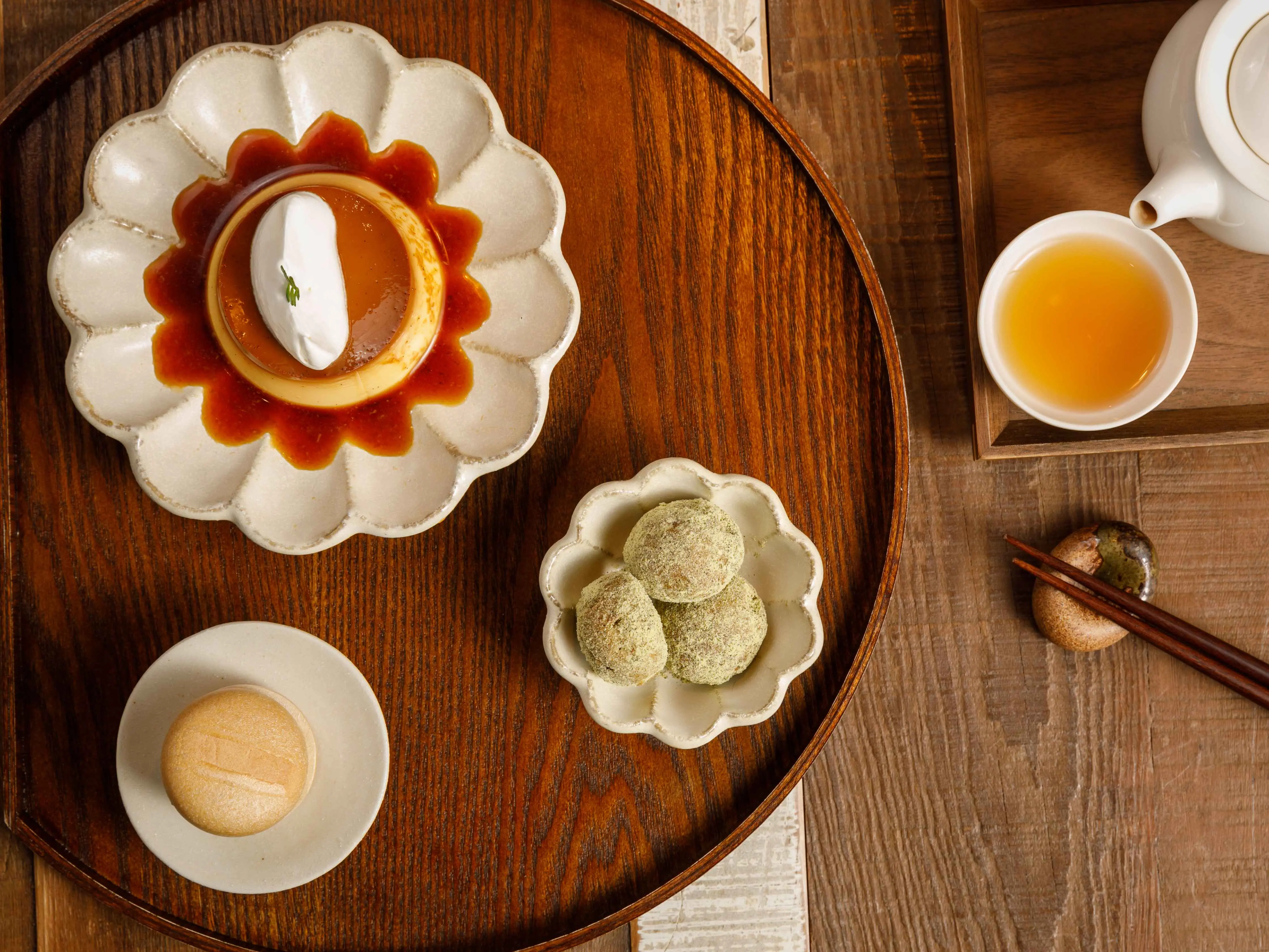 小小樹食0km山物所【小小樹食0km山物所】含有焦糖布丁、最中餅、茉莉松子雪球及北浦東方美人茶的下午茶套餐。