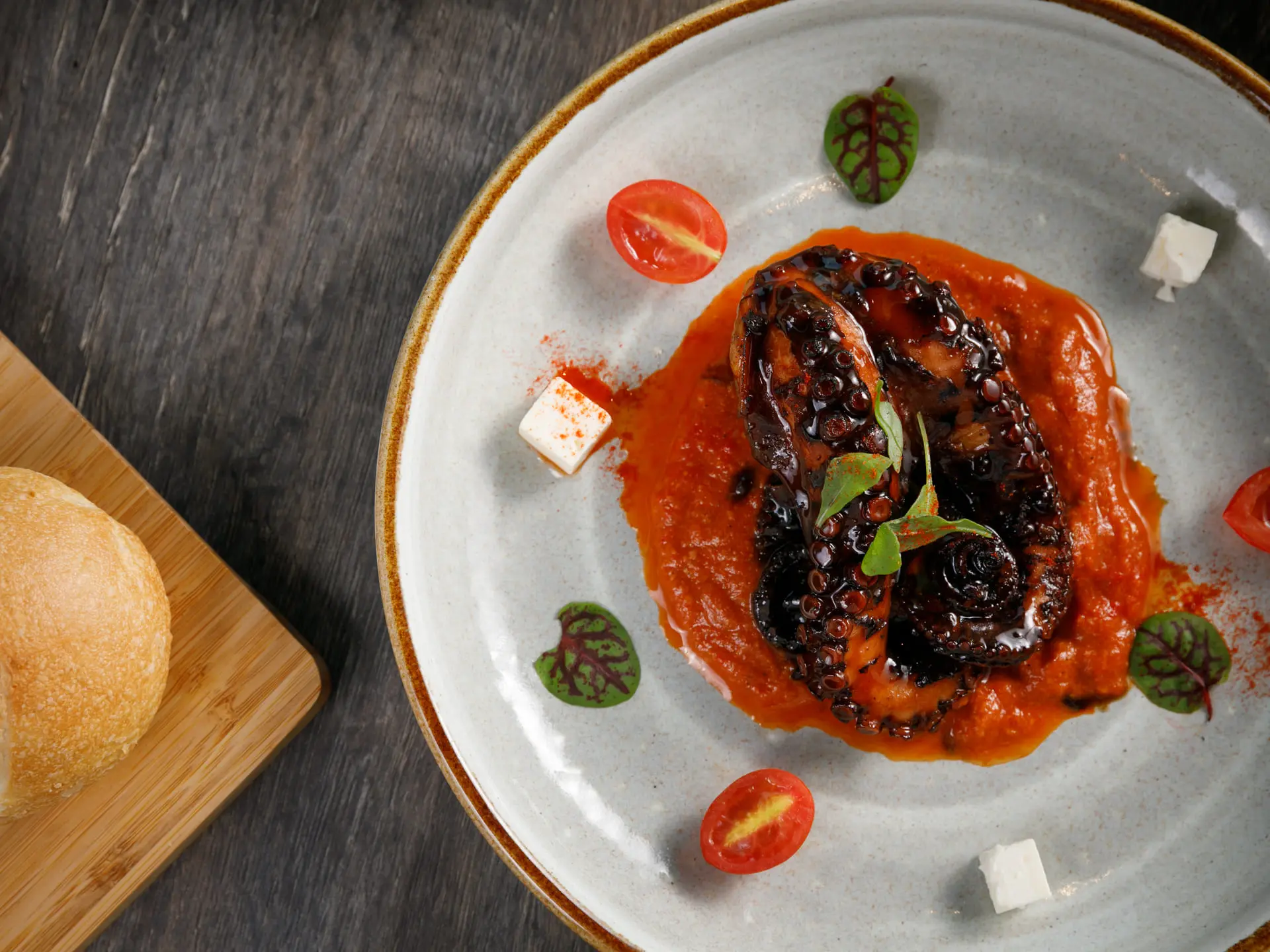 異鄉‧義香 義式餐廳精選【默爾more】香氣濃厚的「慢烤章魚腳佐堅果紅椒泥」。