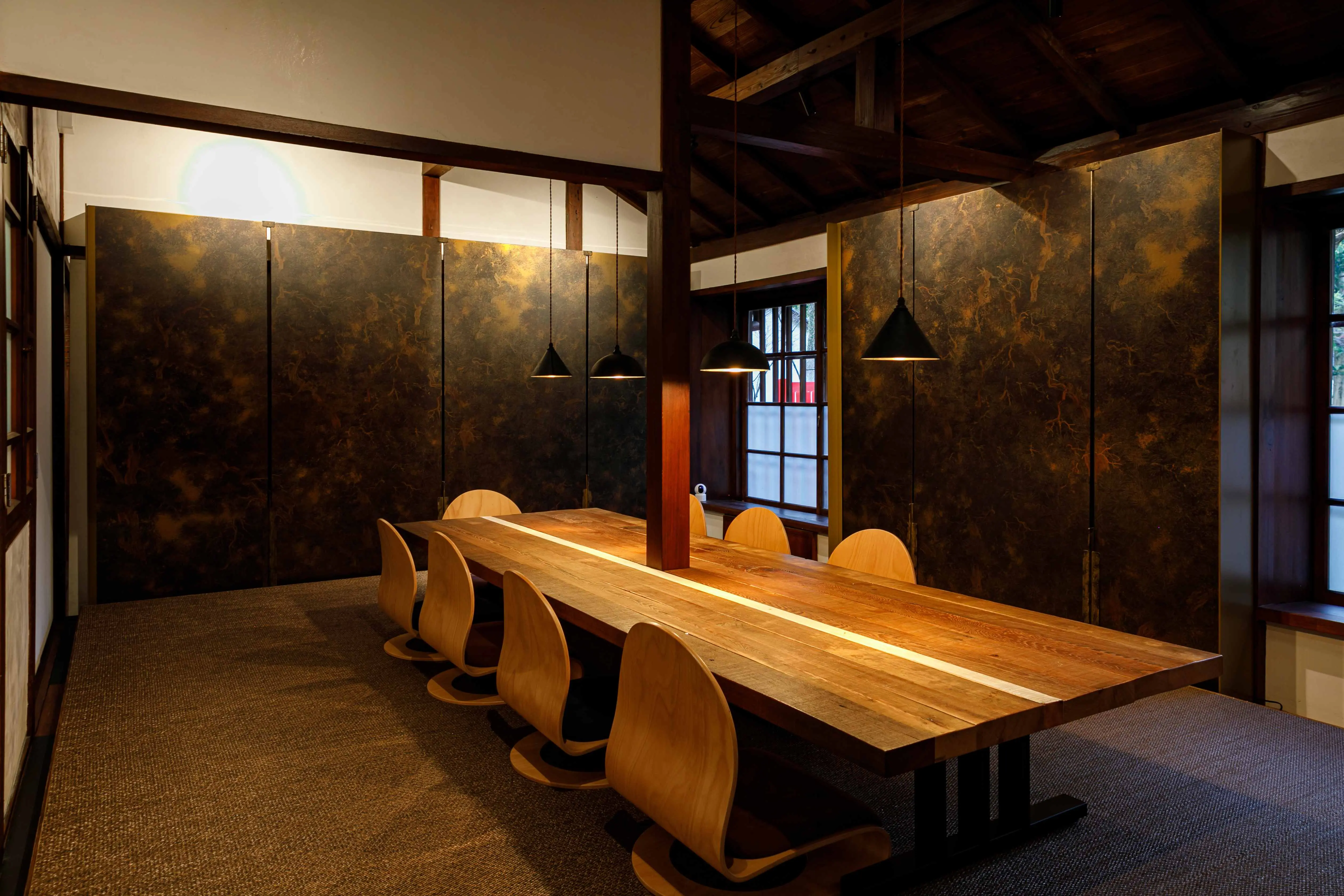 小小樹食0km山物所【小小樹食0km山物所】餐廳內的空間從窗戶、梁柱到桌椅皆為木質地,形成獨特的空間氛圍感。