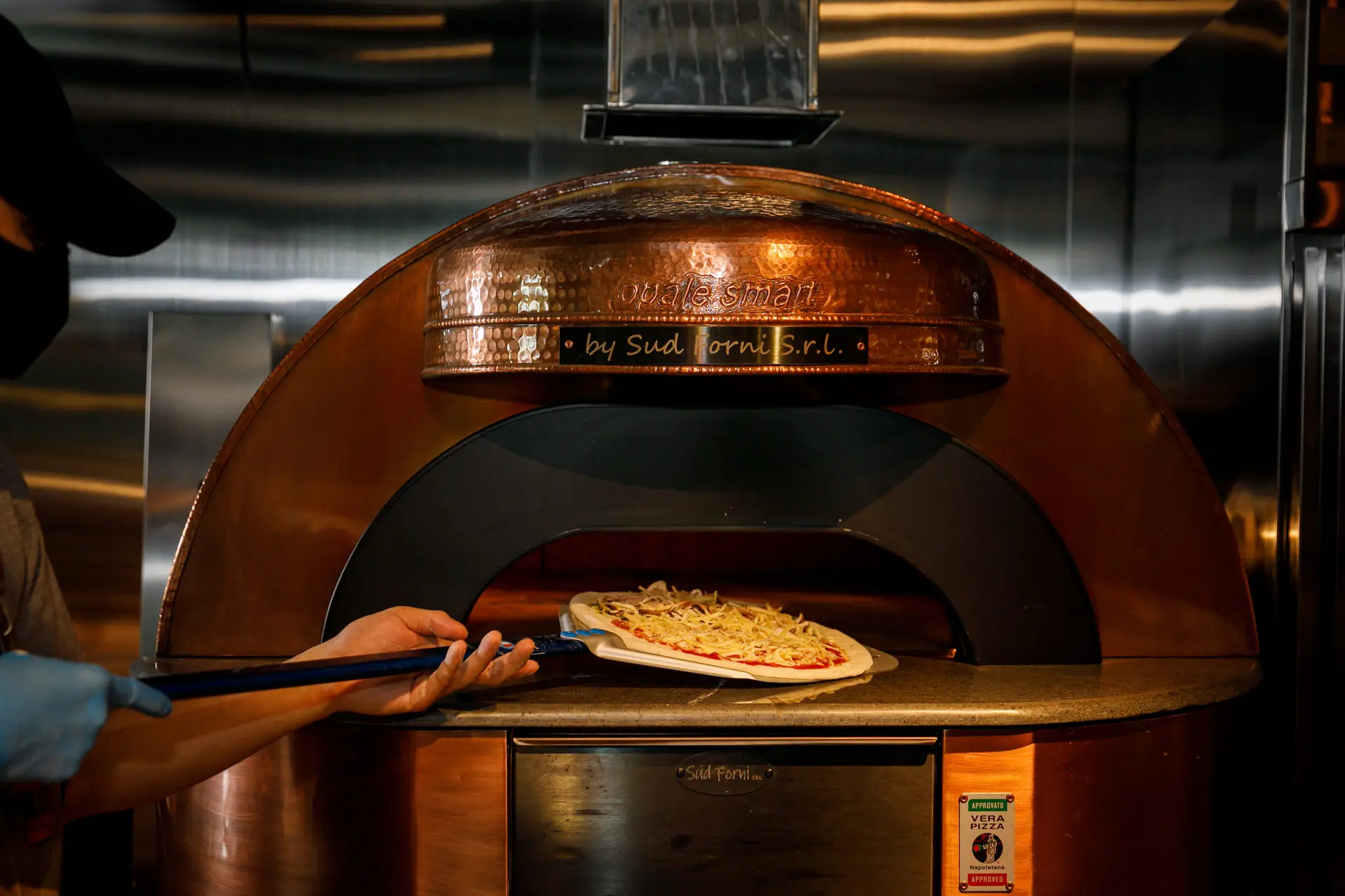 異鄉‧義香 義式餐廳精選【默爾more】店內的義大利百年手工窯烤爐。