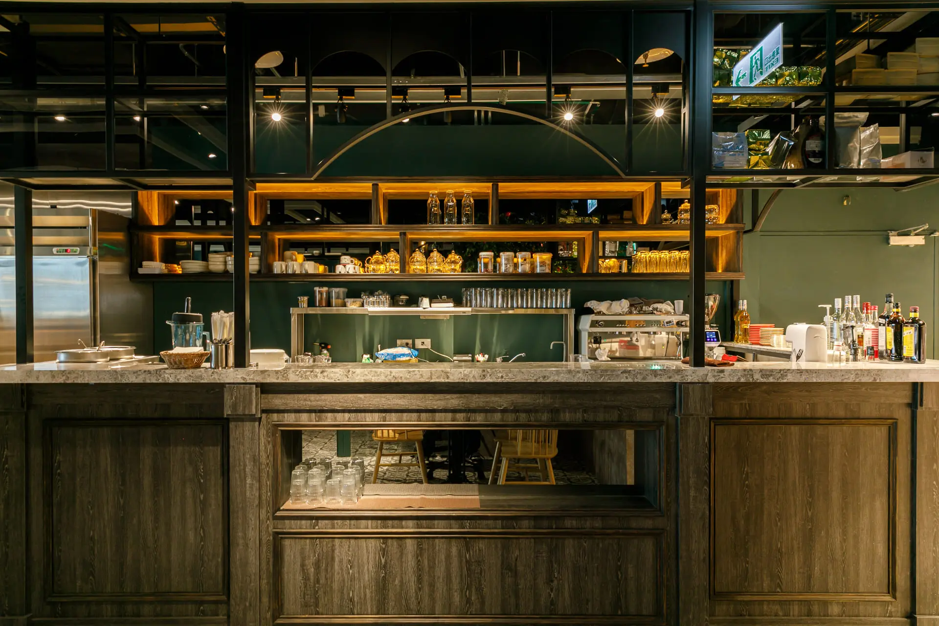 異鄉‧義香 義式餐廳精選【默爾more】店內輕工業風的吧台設計，極具質感。