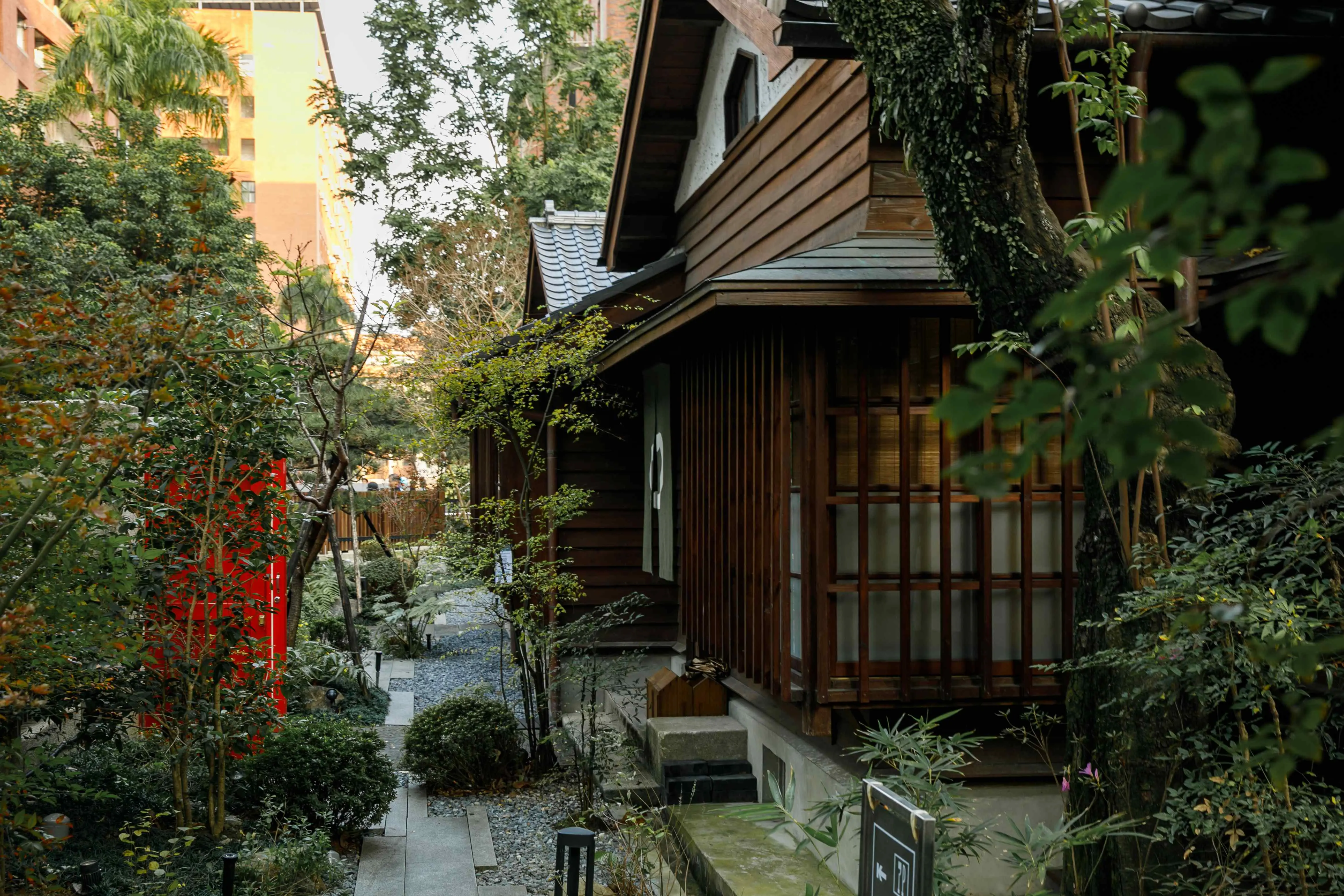 小小樹食0km山物所【小小樹食0km山物所】店外庭園的綠意滿溢,讓人倍感舒適。