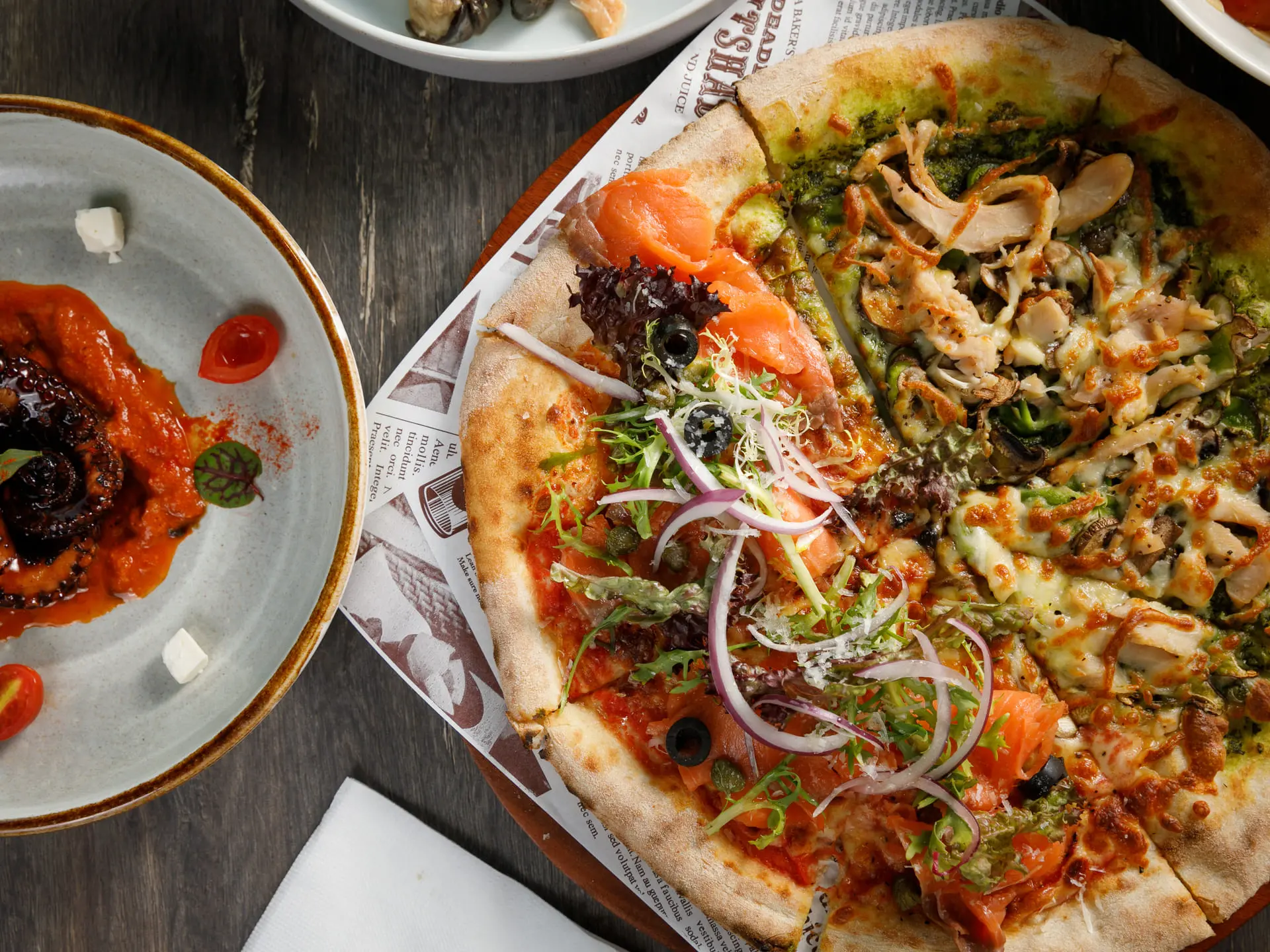 異鄉‧義香 義式餐廳精選【默爾more】作為招牌的雙拼披薩「西班牙廣場＋羅勒青醬燻雞野菇披薩」。