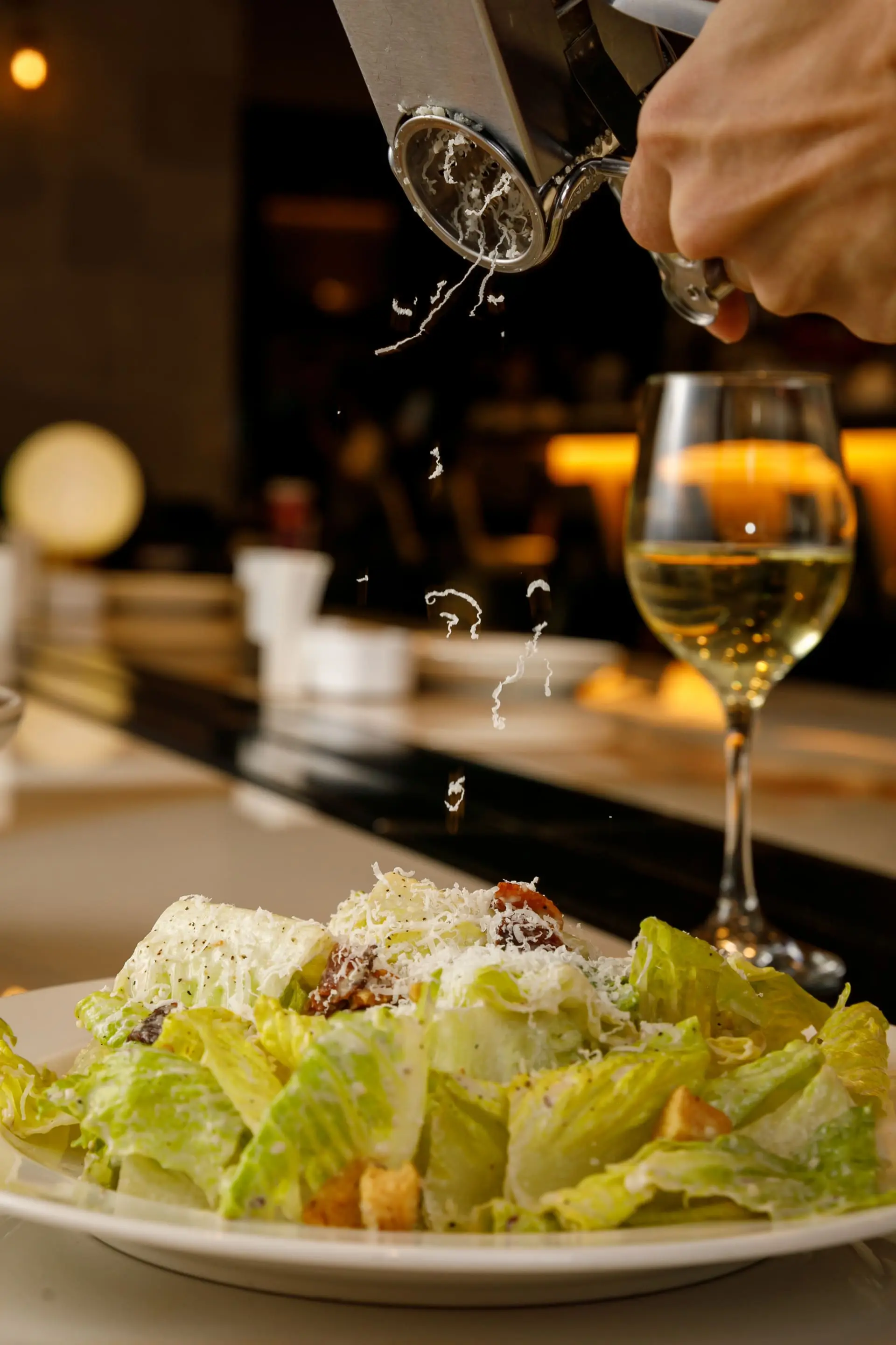 異鄉‧義香 義式餐廳精選【japoli】「凱薩沙拉」能讓賓客體驗到米其林等級的桌邊服務。