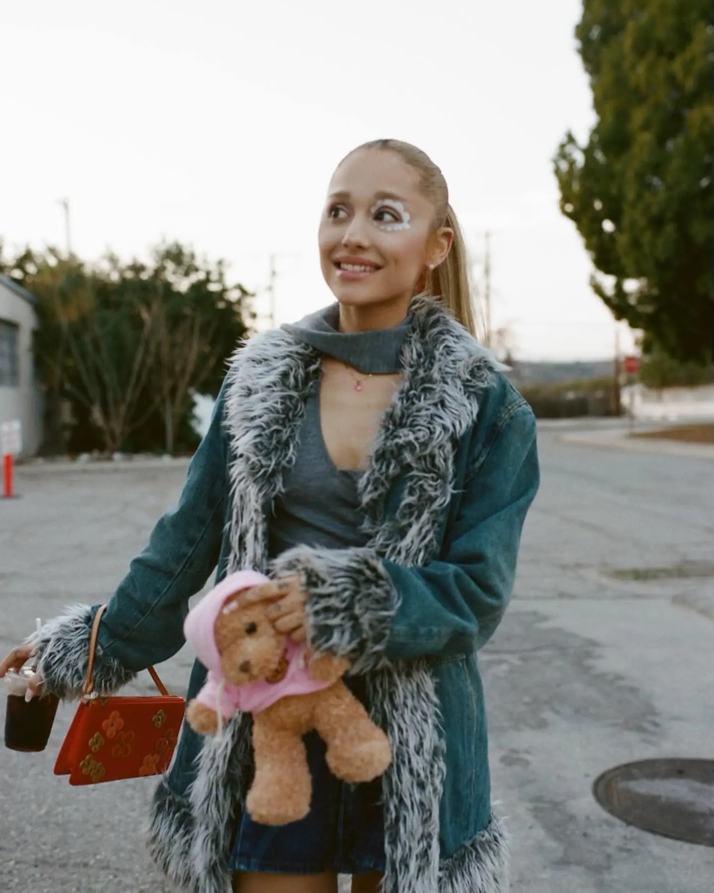 美國小天后亞莉安娜【ig Ariana Grande 】亞莉安娜曾是一位虔誠的天主教徒，但多年前已宣布退教。