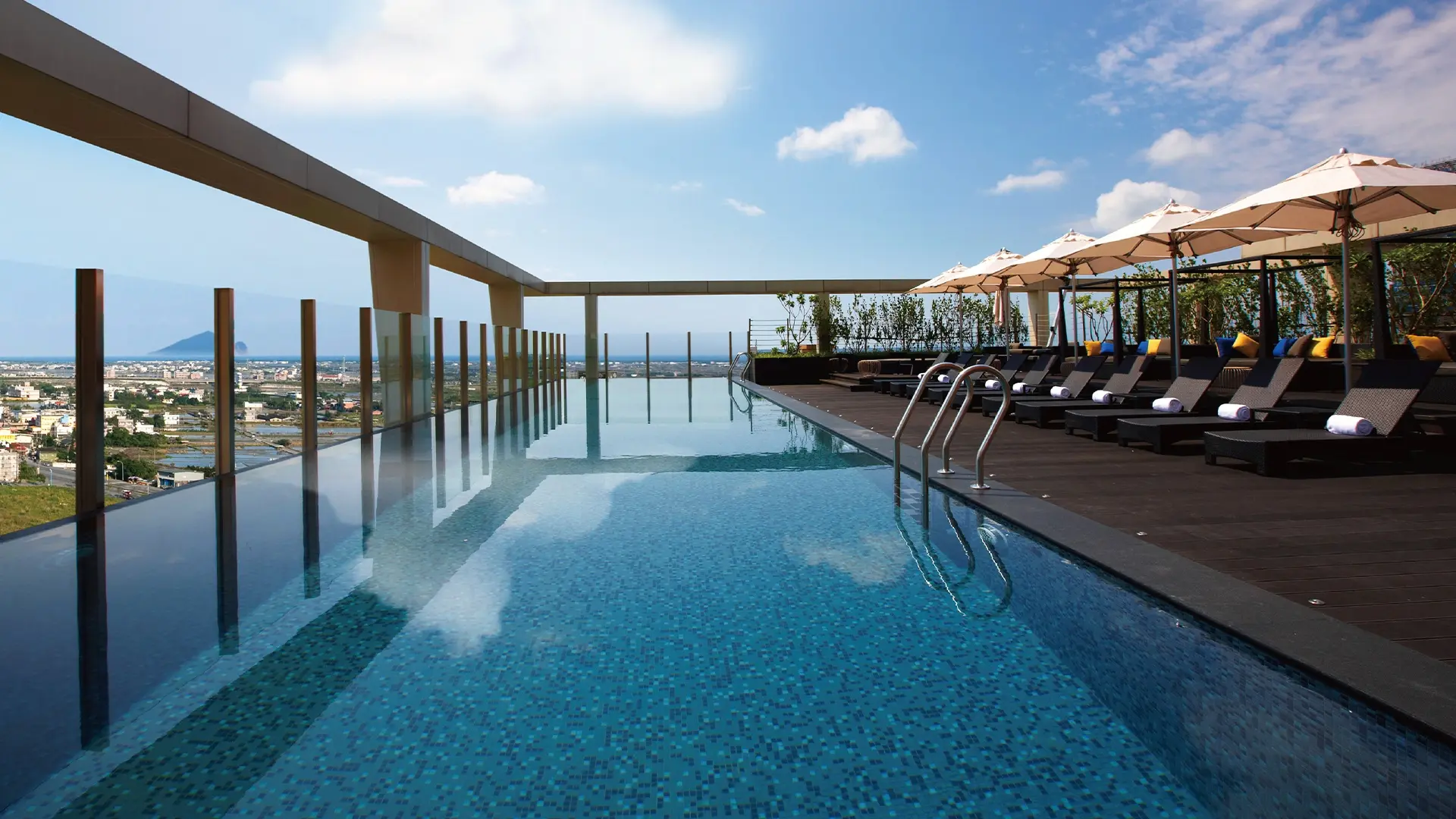 【礁溪晶泉丰旅】01 礁溪晶泉丰旅 無邊際溫泉泳池日1920x1080 0