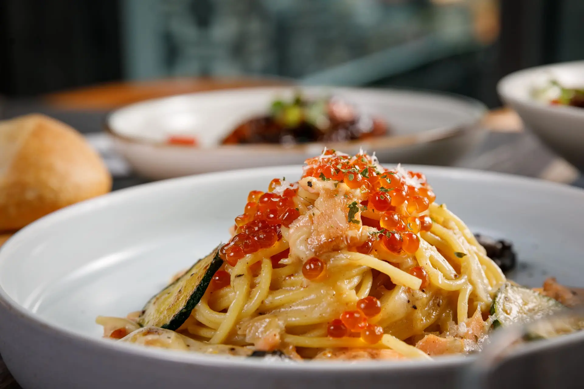 異鄉‧義香 義式餐廳精選【默爾more】「鮭魚親子丼義大利麵」鋪著滿滿的鮭魚卵，鮮美十足。