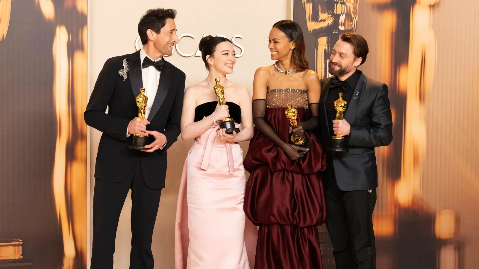 第97屆奧斯卡金像獎【第97屆奧斯卡金像獎】憑藉《璀璨女人夢》奪下最佳女配角的柔伊莎達娜，右邊數第二位