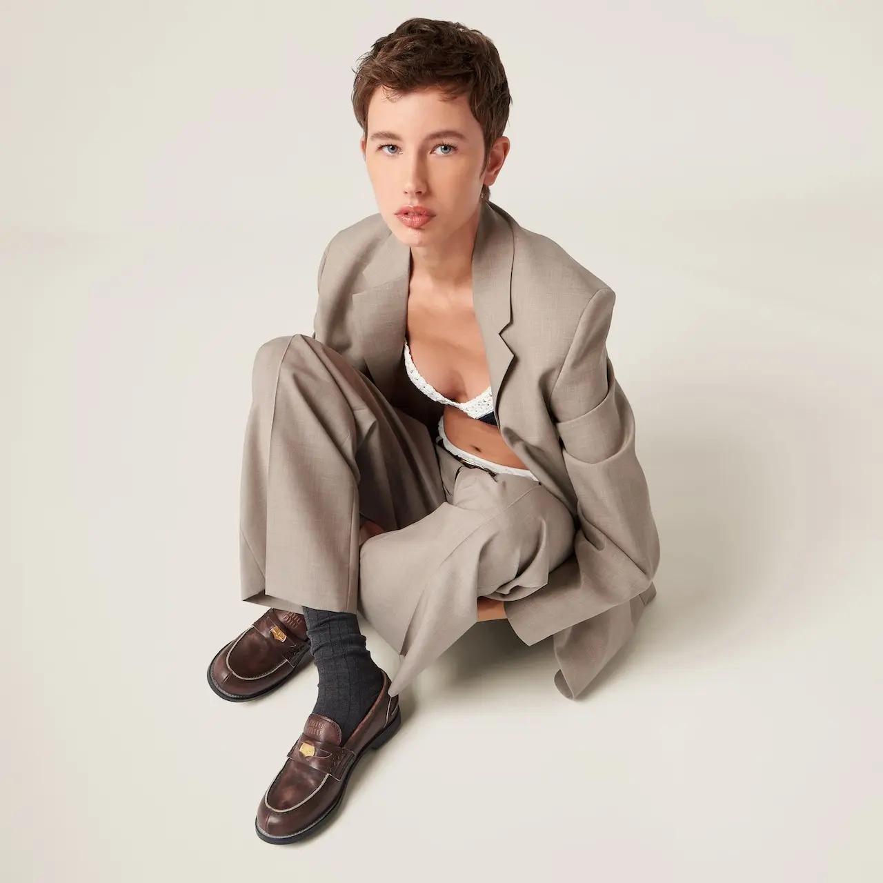 2025春夏流行鞋款 薄底鞋【 Miu Miu】 Miu Miu復古皮革便士樂鞋福模特穿搭