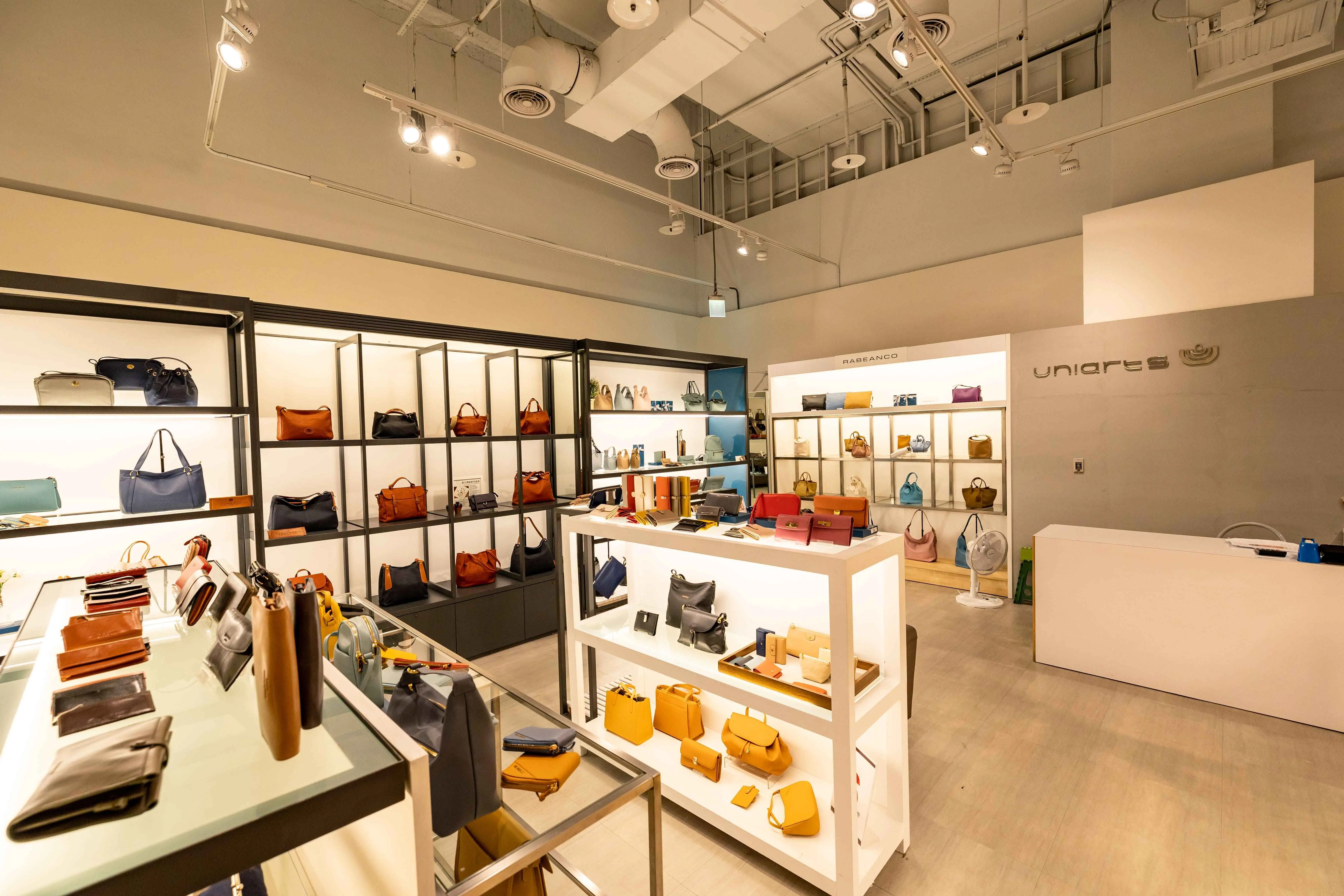 Uniarts 40年來專注於設計全球實尚包包。