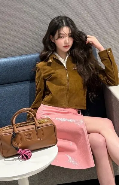 2025春夏穿搭指南！用「可麗露風」混搭流行元素【ig For Everyoung】張員瑛的棕色麂皮外套家粉色皮裙