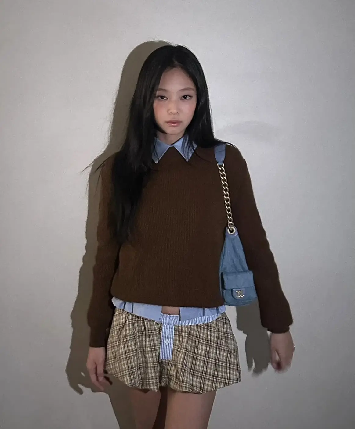 2025春夏穿搭指南！用「可麗露風」混搭流行元素【ig Jennierubyjane】jennie的棕色毛衣搭藍襯衫