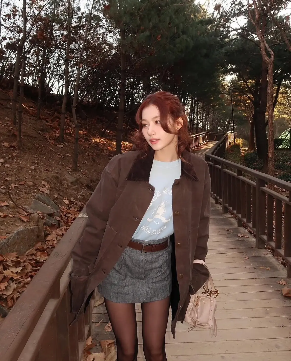 2025春夏穿搭指南！用「可麗露風」混搭流行元素【ig M.by Sana】sana的淺藍色上衣外搭棕色外套