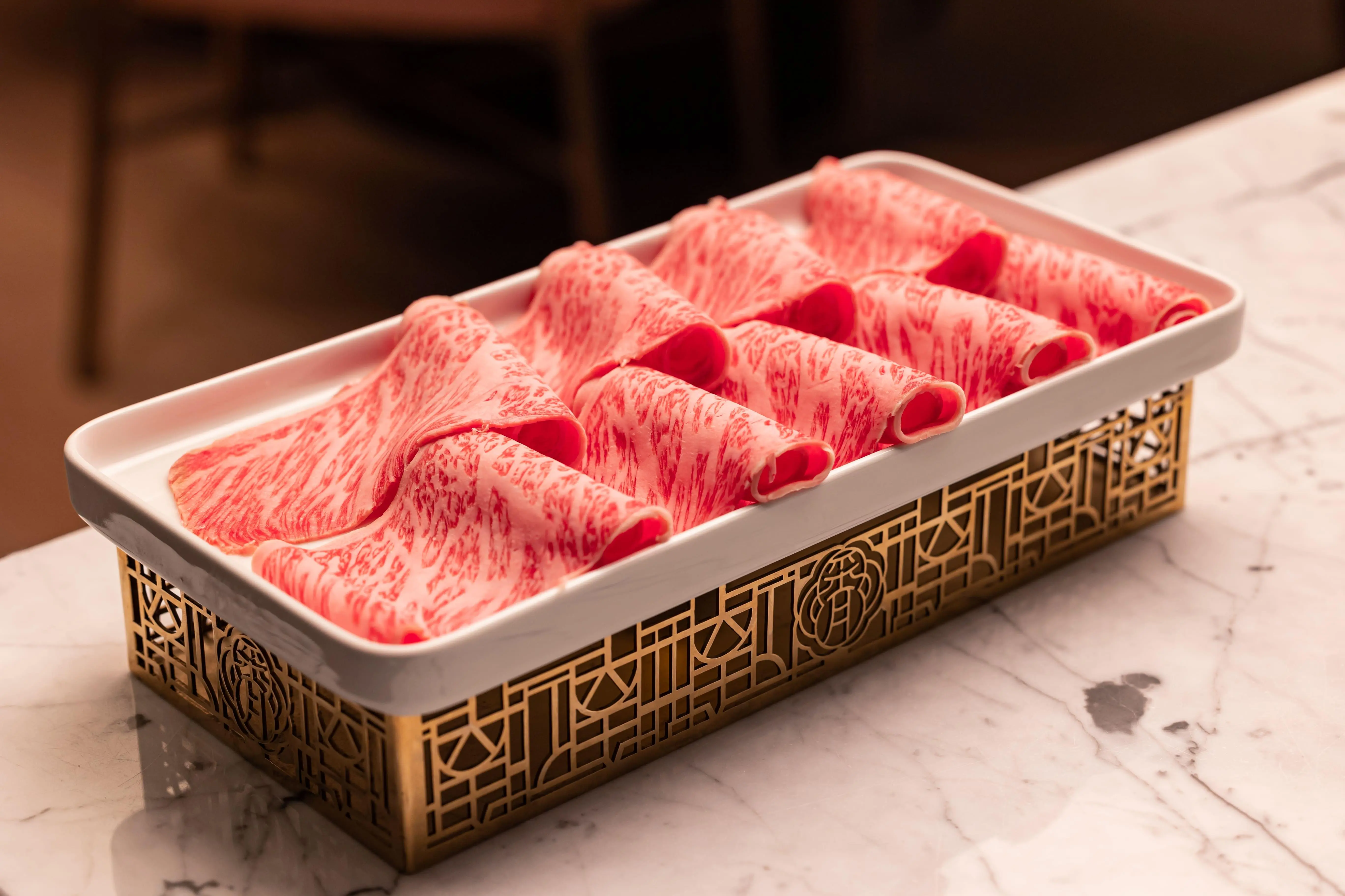 臺中勤美洲際酒店 采月鍋品【©阿鬼】a5信州和牛是吃蘋果長大的牛,肋眼油脂豐富,翼板油花細緻,涮煮至三分熟可品嚐到肉質最甜美的滋味。