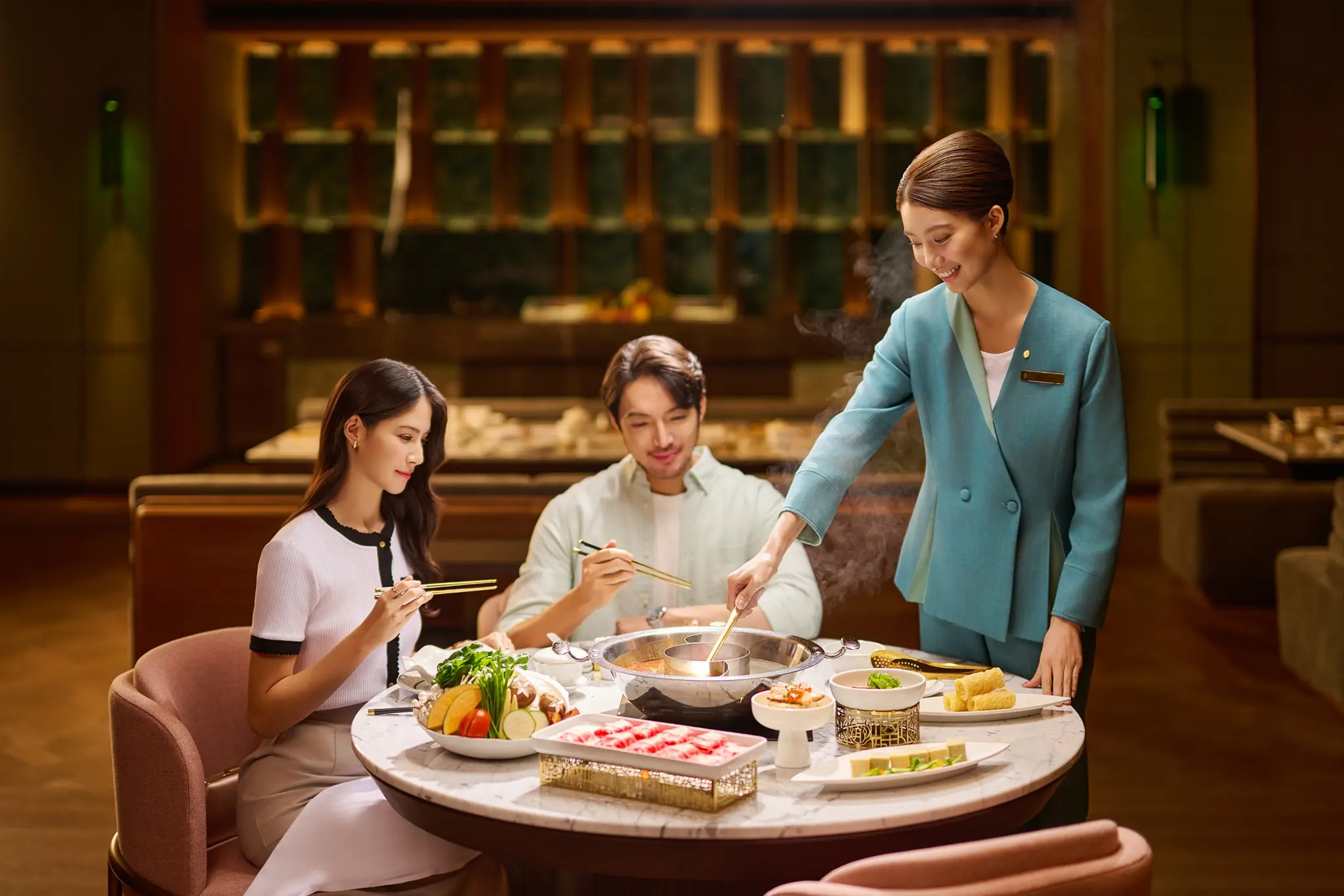 臺中勤美洲際酒店 采月鍋品【©阿鬼】貼心極致的桌邊服務,協助客人涮煮肉品及海鮮等各式食材,可以品嚐到最完美的熟度。