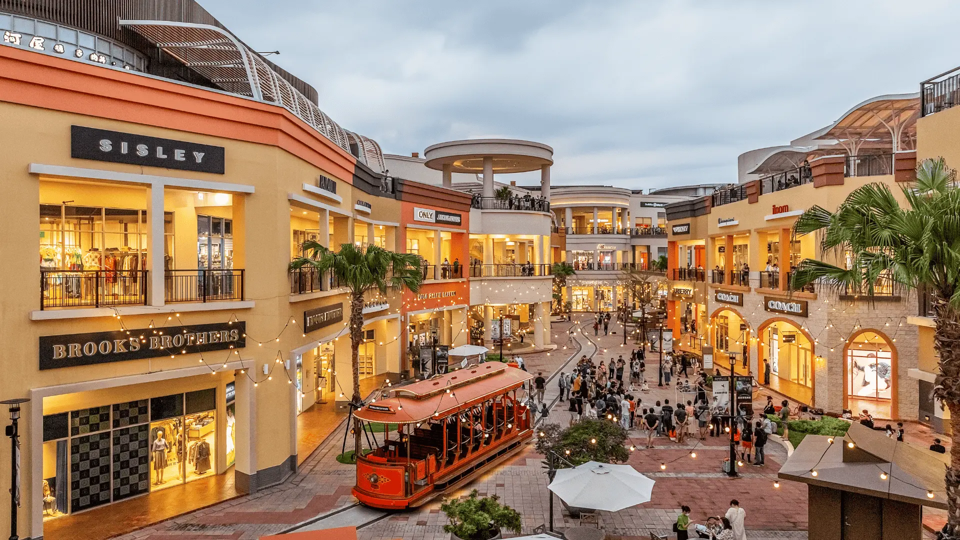 【skm Park Outlets高雄草衙】美式叮叮電車漫遊在歐風大道上穿梭商場與樂園間。