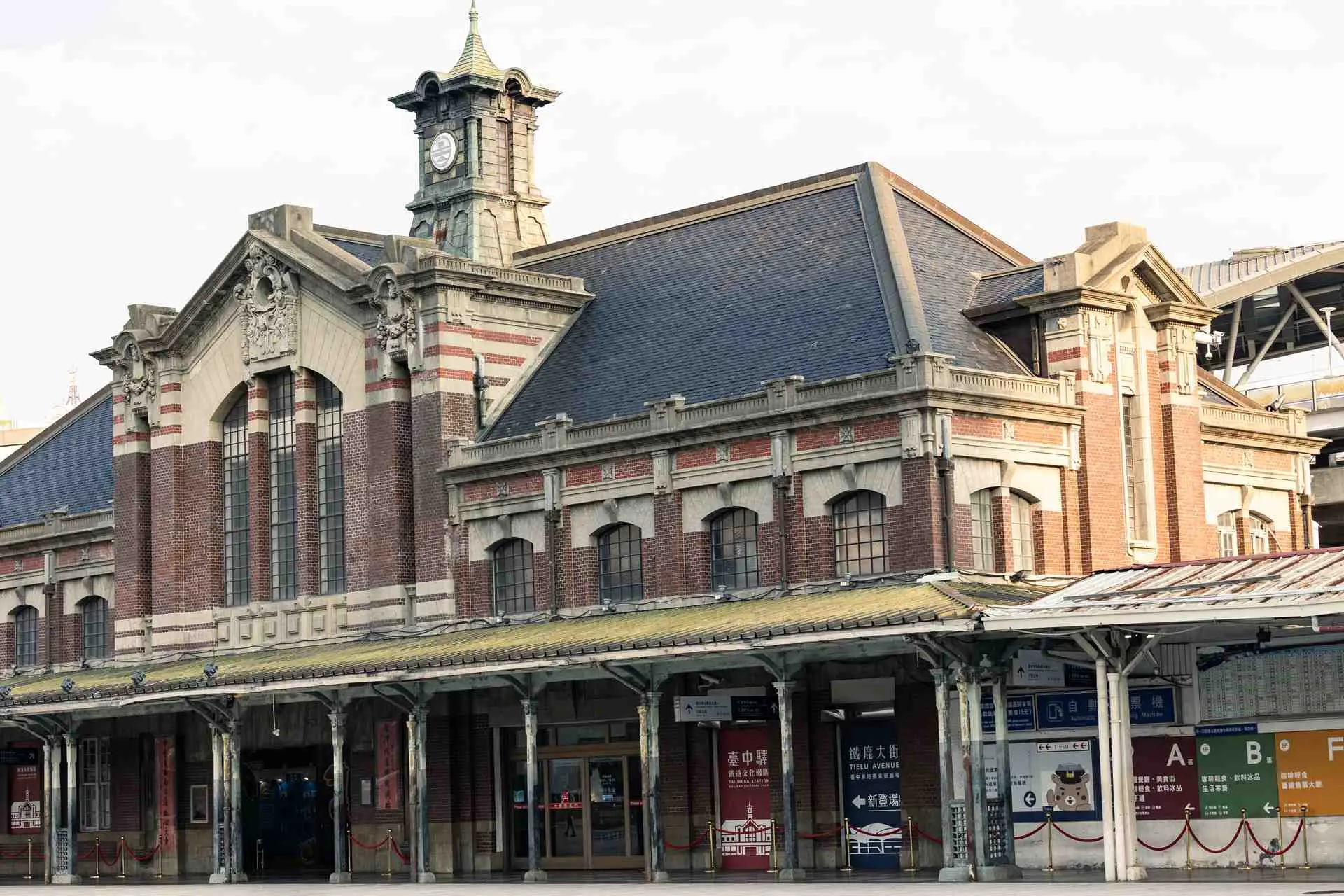 雀客旅館 – 台中中山「探城事.小雀行」 在舊城區找尋chill城趣【text Chen Li Photo 阿鬼】悠遊綠川的川流不息或靜賞臺中驛的時代美感,都是難忘的旅途印象。02 1