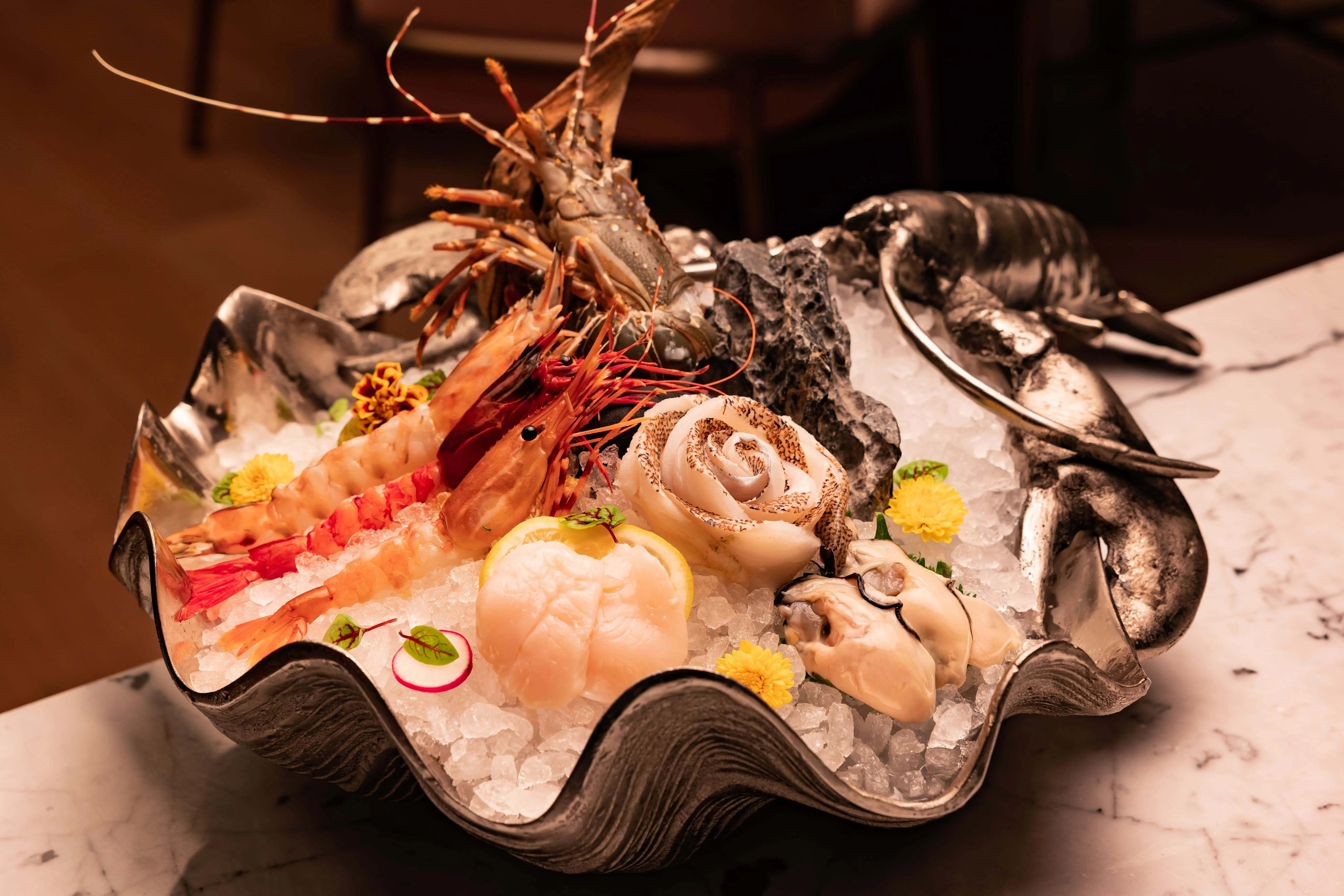 臺中勤美洲際酒店 采月鍋品【©阿鬼】「采味饗宴」集結了小青龍、牡丹蝦、胭脂蝦、明蝦、七星斑片、日本牡蠣、北海道干貝,海味十足。