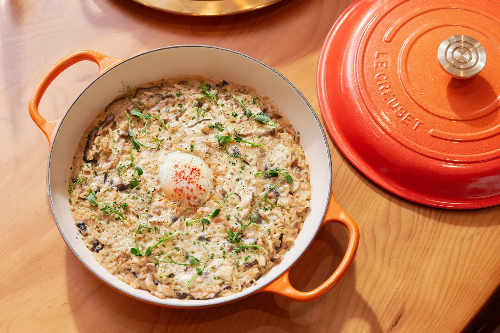 Le Creuset 百周年菜單：西班牙式季節蕈菇燉飯 牛肝菌 63度溫泉蛋 柏森香蒜奶油起司