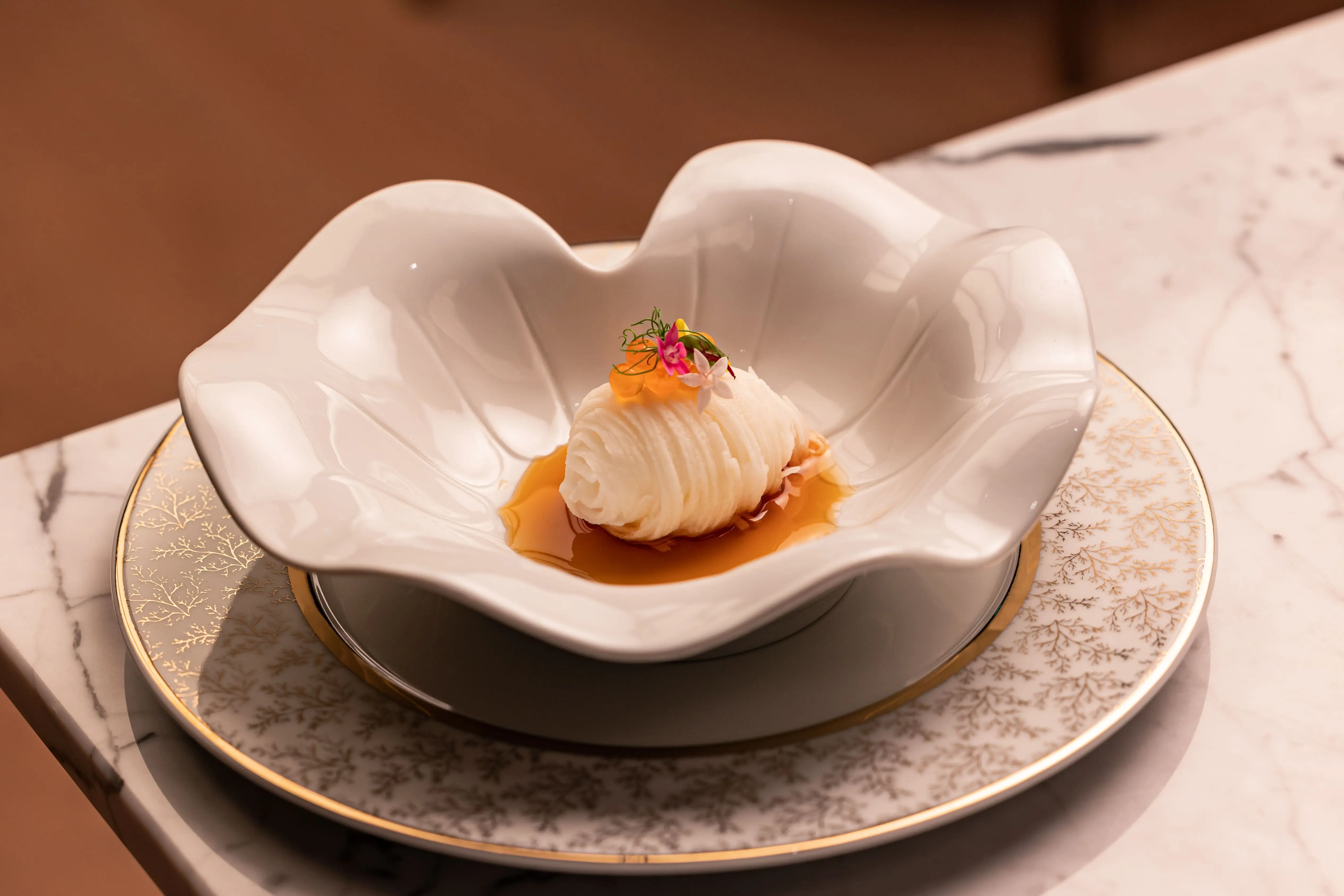 臺中勤美洲際酒店 采月鍋品【©阿鬼】「鮭魚卵山藥細麵」清爽滑順,淋上主廚特調醬汁提味,深受女性族群的喜愛。