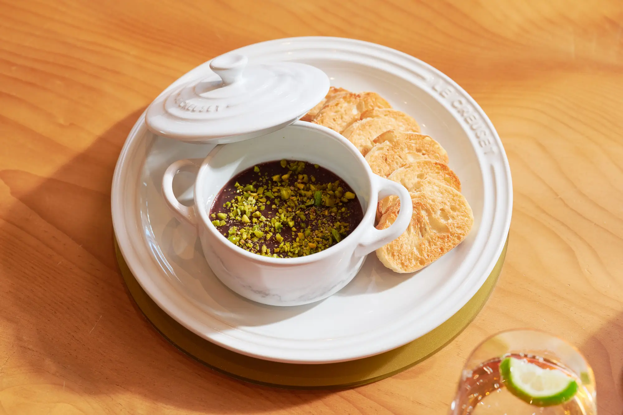 Le Creuset 百周年菜單：雞肝醬 波特紅酒凍 開心果 法棍麵包片