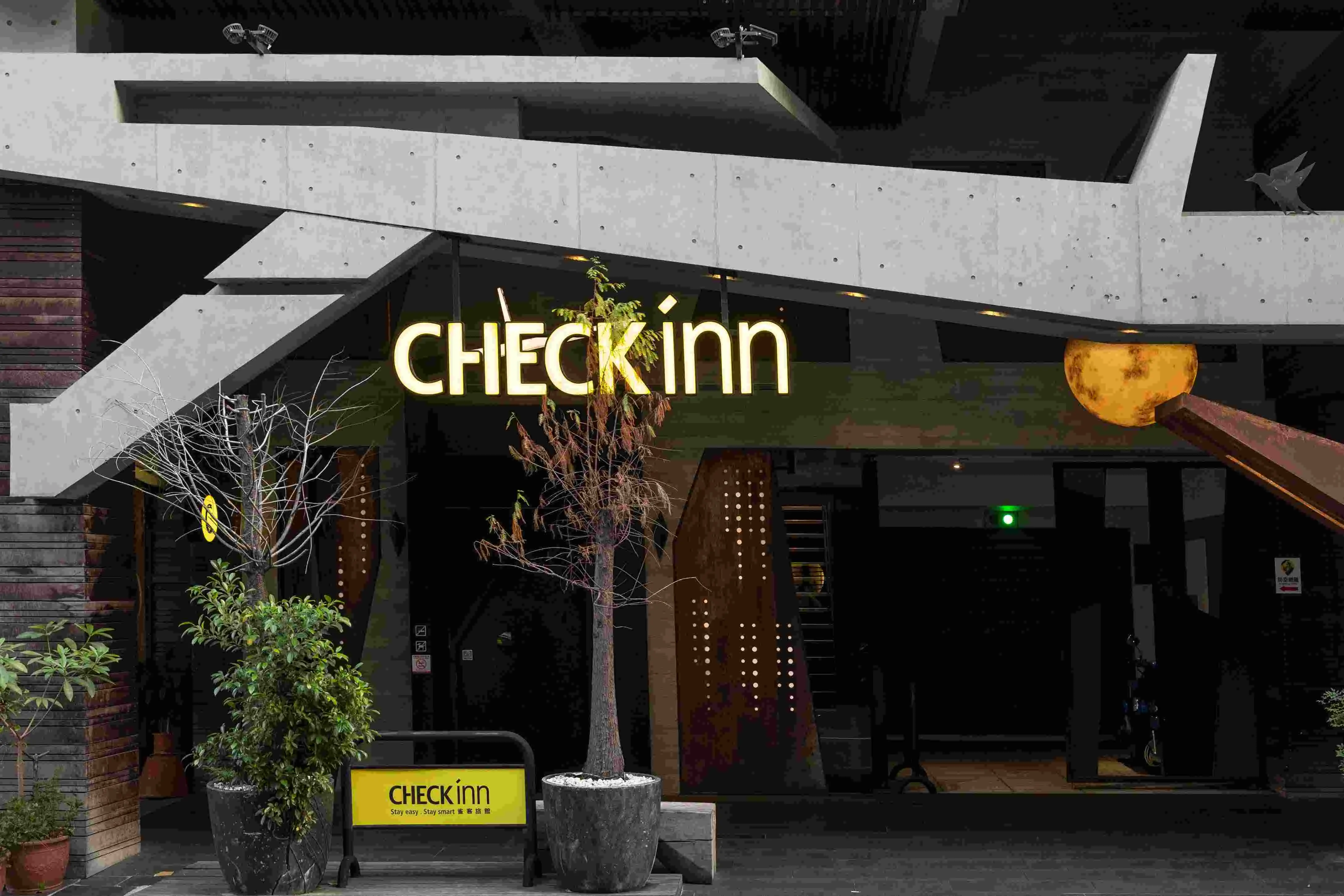 雀客旅館 – 台中中山「探城事.小雀行」 在舊城區找尋chill城趣【text Chen Li Photo 阿鬼】頗具設計感的旅館外觀,總是令人印象深刻。 1