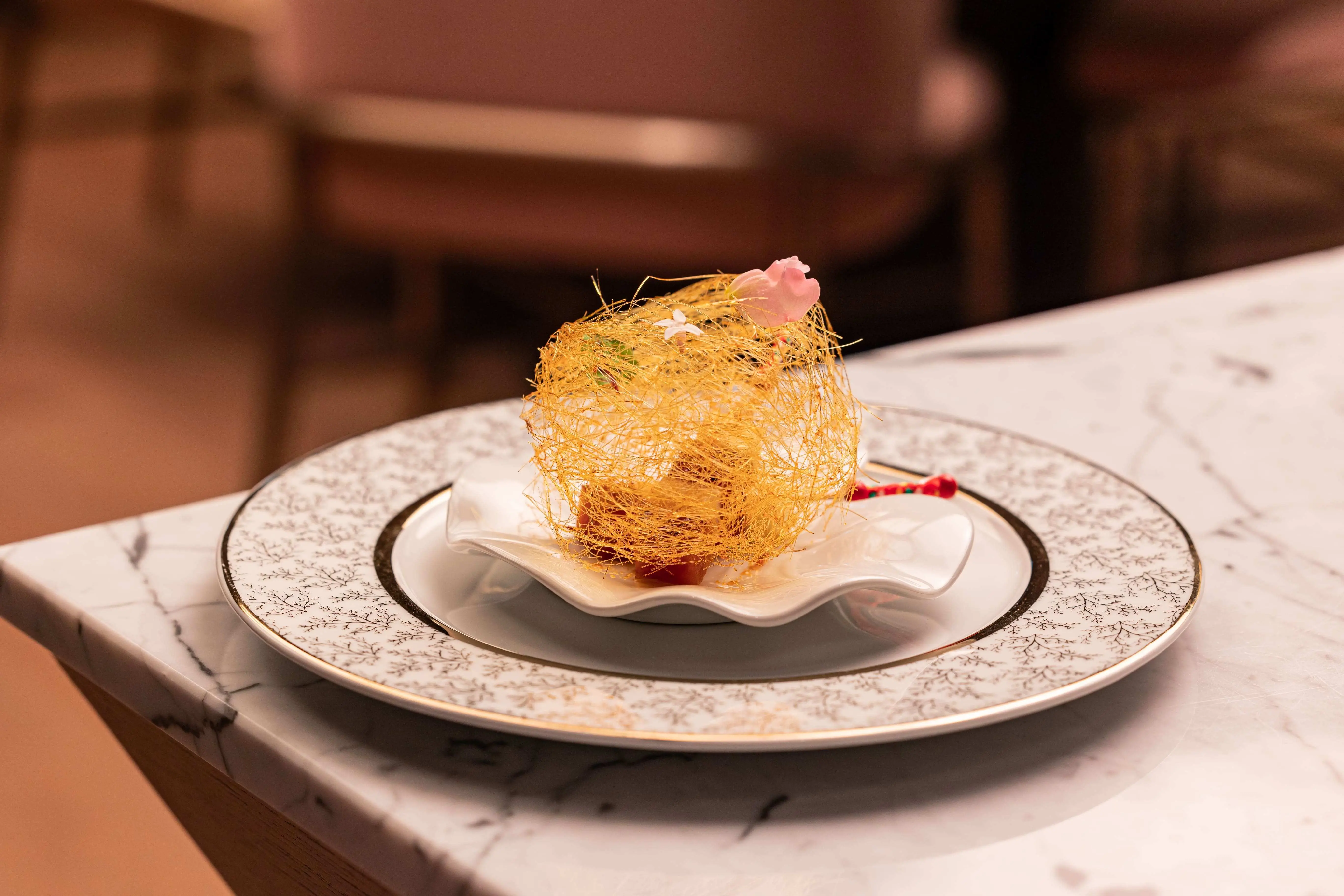 臺中勤美洲際酒店 采月鍋品【©阿鬼】「御品烏魚子」將烏魚子、水梨、蘋果串起,並以糖絲包覆,讓人聯想到韓綜《黑白大廚》中的夢幻料理。