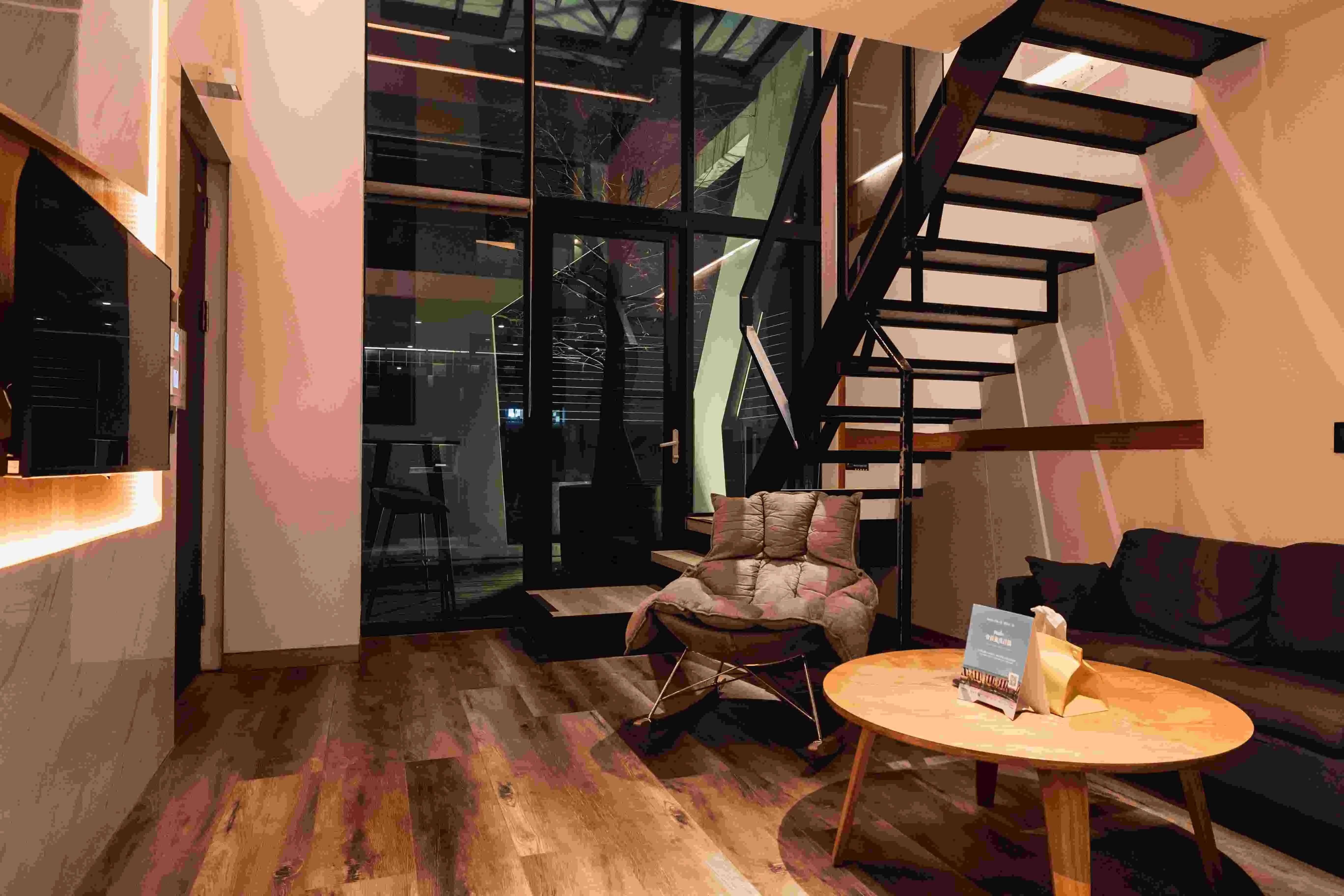 雀客旅館 – 台中中山「探城事.小雀行」 在舊城區找尋chill城趣【text Chen Li Photo 阿鬼】溫馨舒適並帶有現代時尚感的套房空間,是旅途中的最佳避風港。此為「歡享雀客景觀家庭