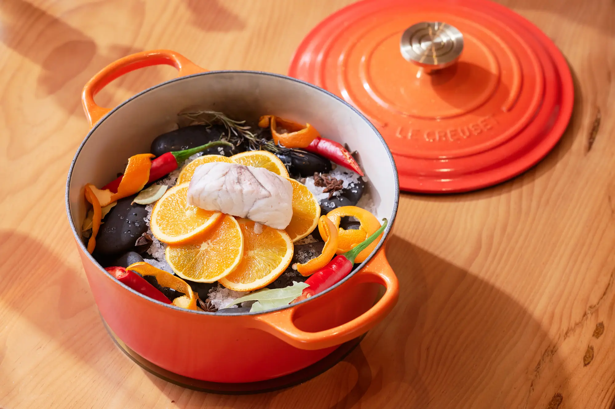 Le Creuset 百周年菜單：鹽烤鱸魚 菊苣 諾曼第醬